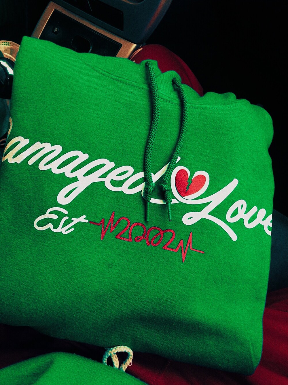 ブルー系のパーカーを着用したメンズの冬コーディネートの2枚目の写真