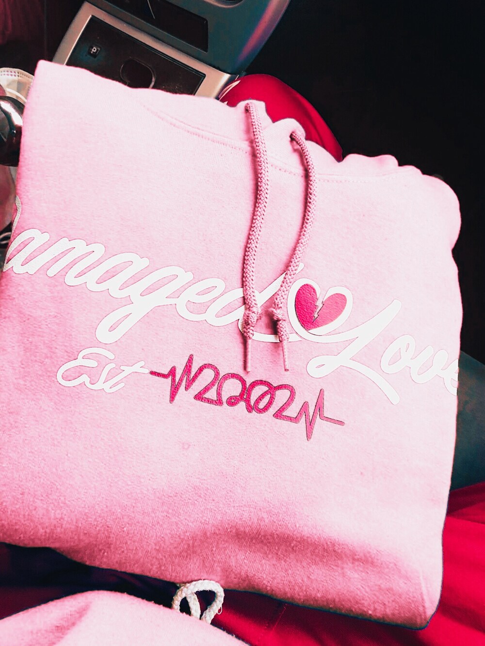 ブルー系のパーカーを着用したメンズの冬コーディネートの3枚目の写真