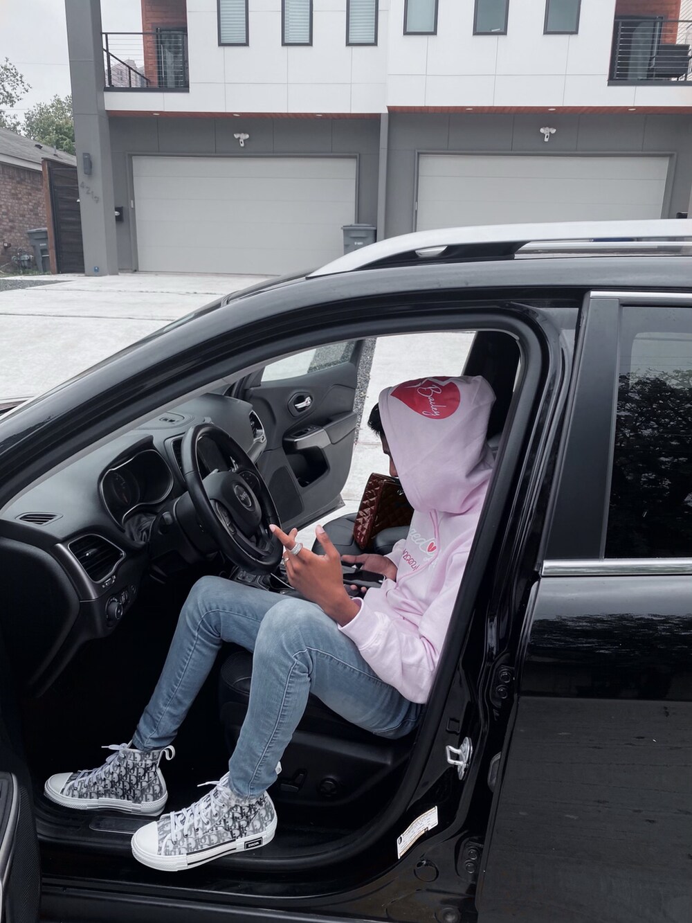 ブルー系のパーカーを着用したメンズの冬コーディネートの5枚目の写真