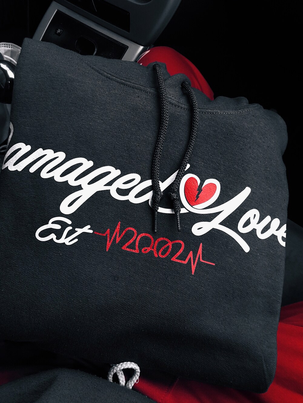 ブルー系のパーカーを着用したメンズの冬コーディネートの4枚目の写真