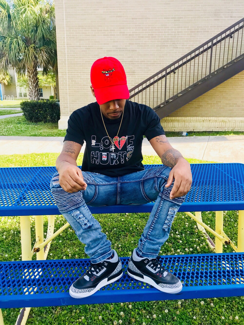 ブラック系のシャツ/ブラウスを着用したメンズの冬コーディネートの2枚目の写真