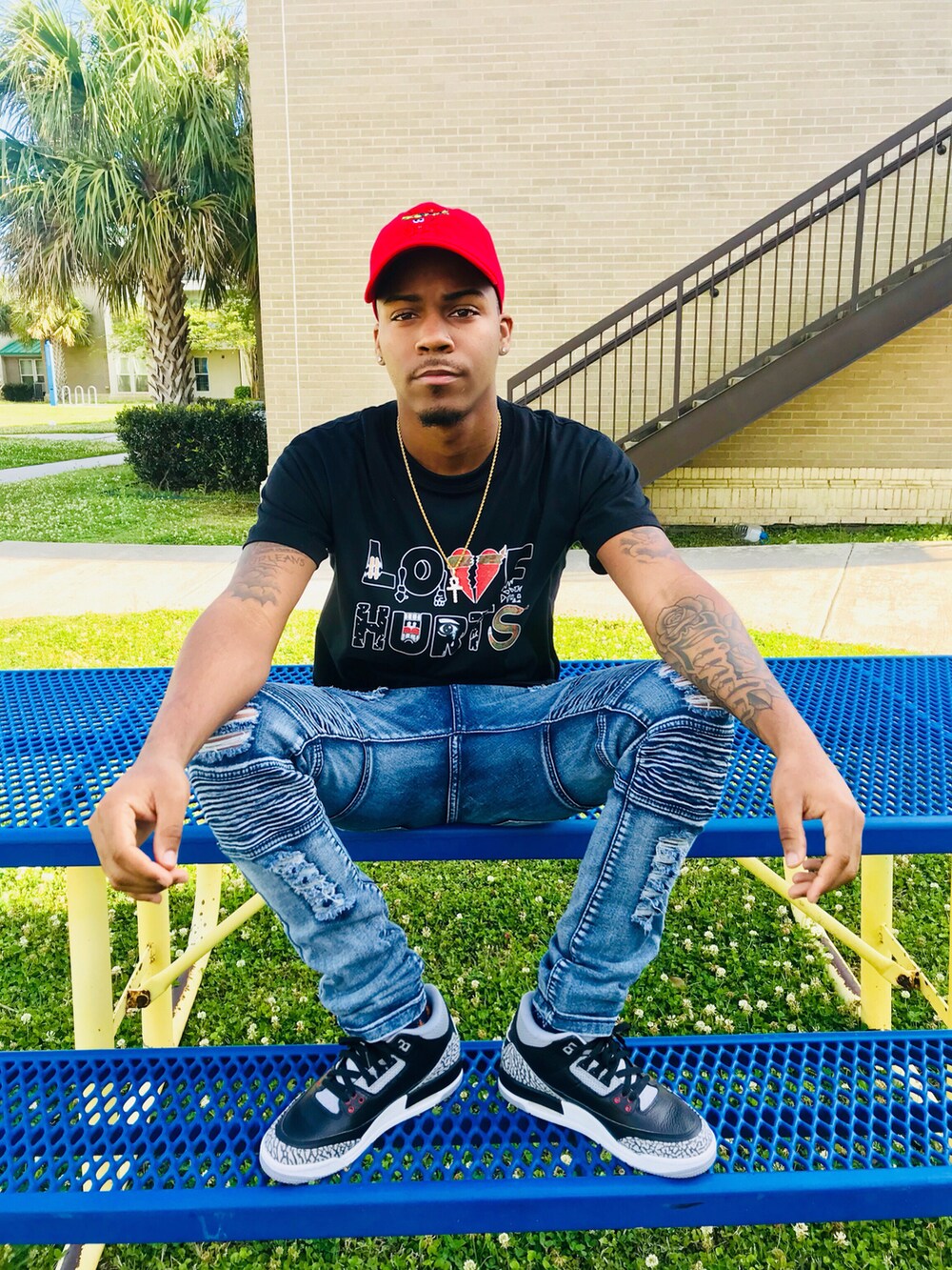 ブラック系のシャツ/ブラウスを着用したメンズの冬コーディネートの3枚目の写真