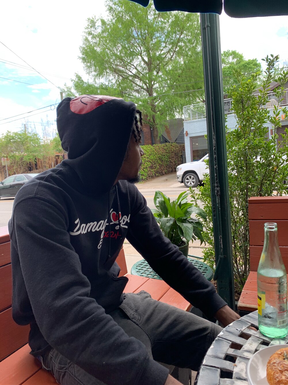 ブルー系のパーカーを着用したメンズの冬コーディネートの4枚目の写真