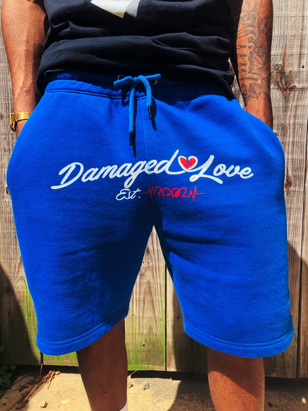 ブルー系のキャップを着用したメンズの冬コーディネートの3枚目の写真