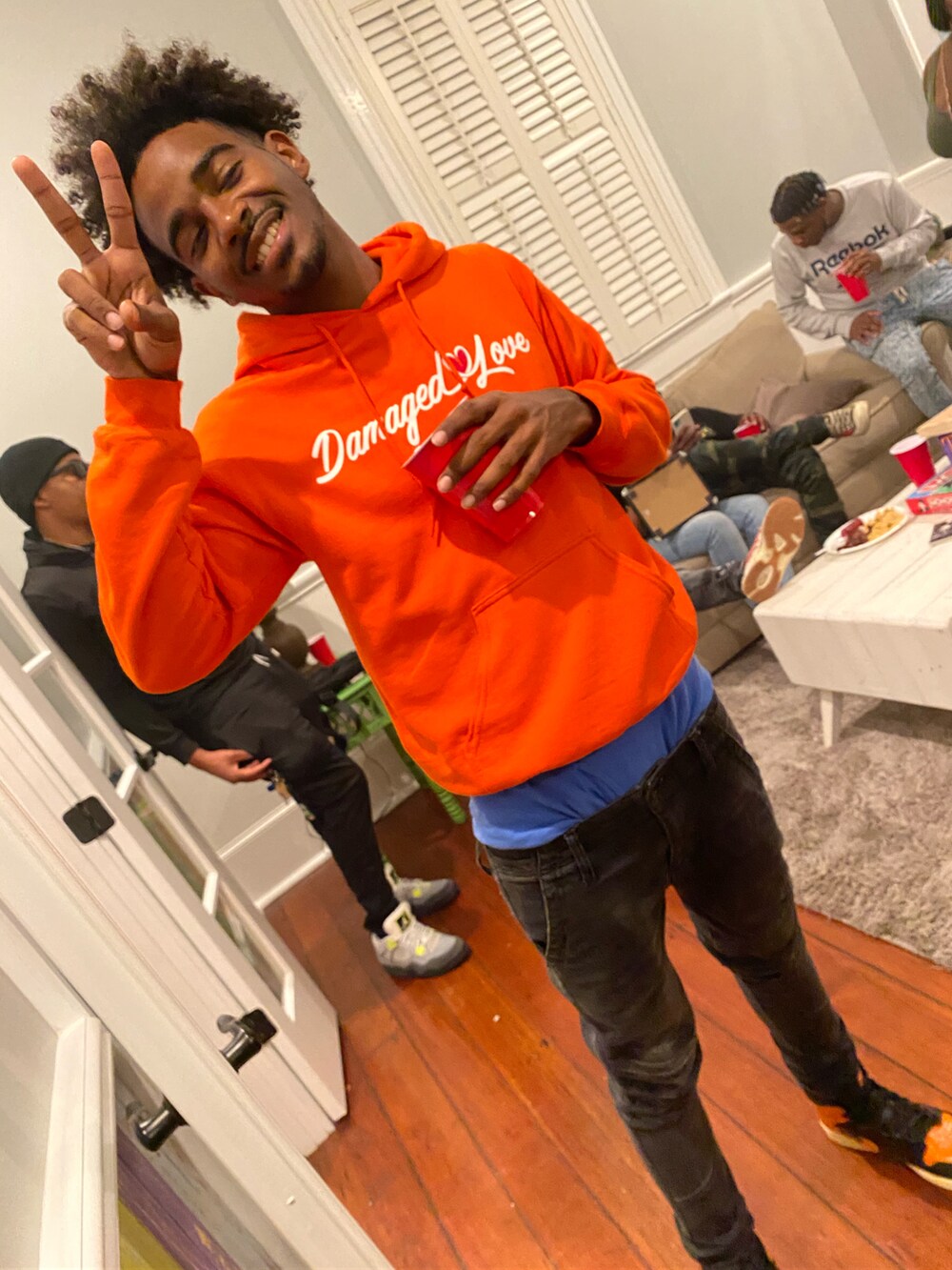 ブルー系のパーカーを着用したメンズの冬コーディネートの3枚目の写真