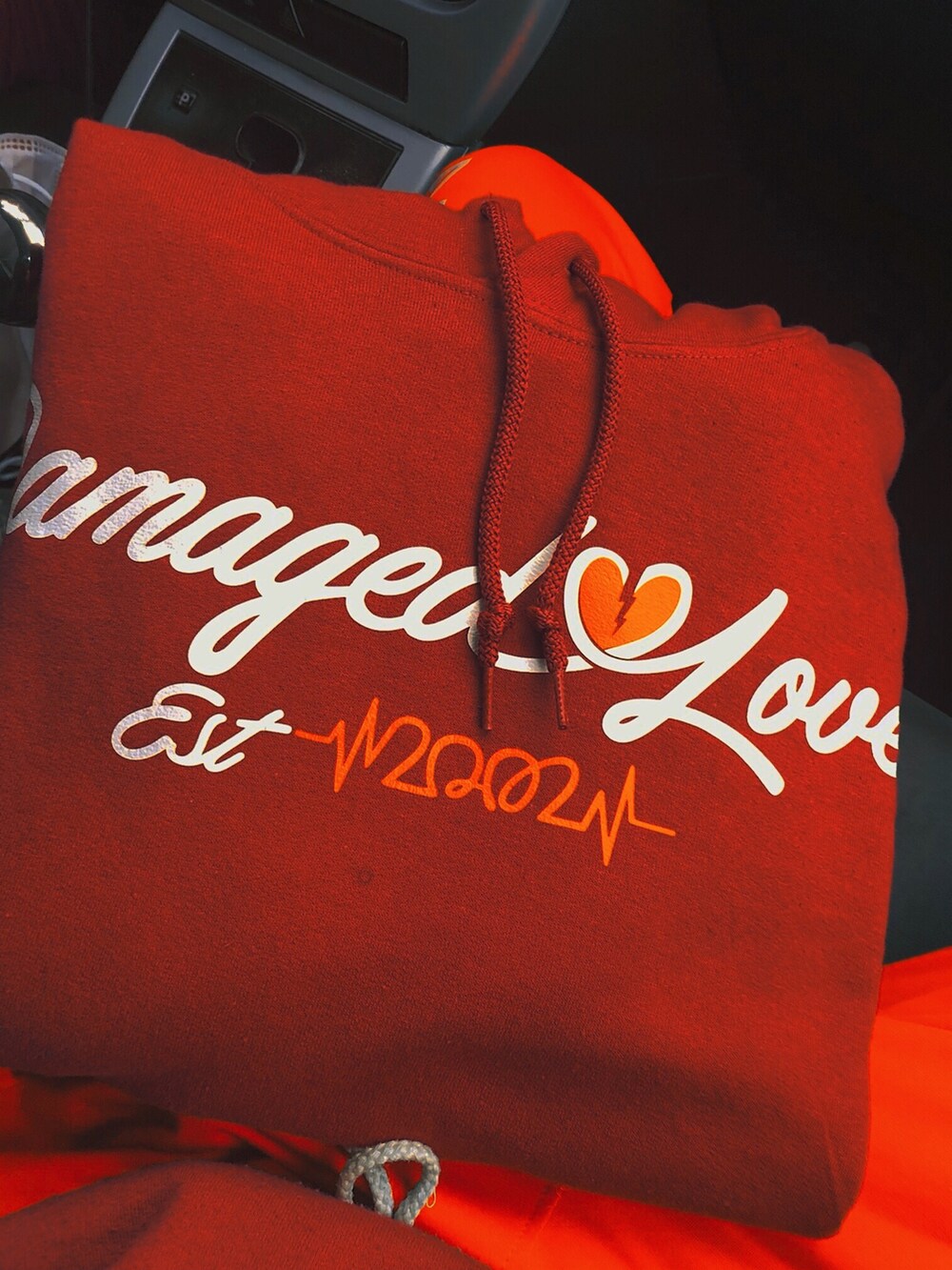 ブルー系のパーカーを着用したメンズの冬コーディネートの5枚目の写真