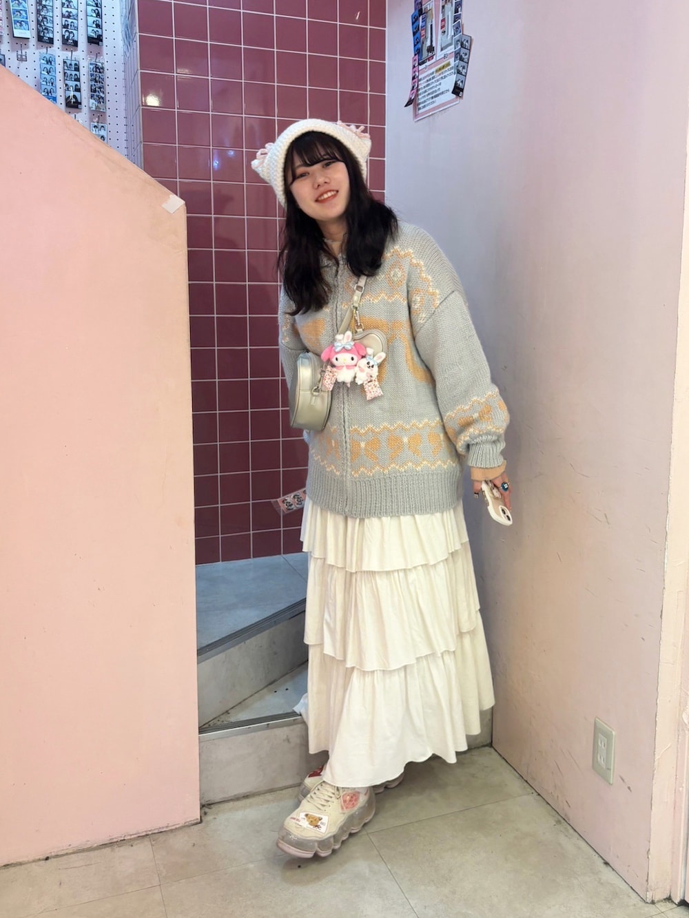 「y2k、パステルカラー、ピンク、ピンクコーデ、水色、ブルー、ニット、ニット帽、猫耳、ティアードスカート、merry jenny、メリージェニー、カウチンセーター、カウチン、ガーリー」｜「merry jennyのribbonジャガードカウチンニット（カーディガン/ボレロ、ブルー系）」を使った、小川さん（レディース・153cm）の春コーディネートの2枚目の写真