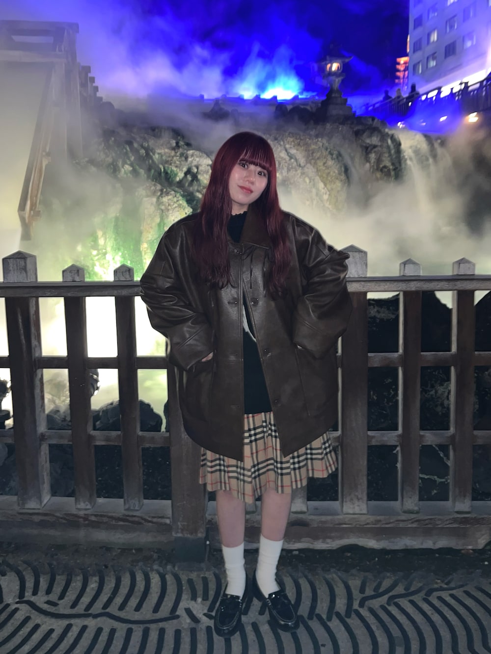 「クリスマスに着たい服、merry jenny、メリージェニー、burberry、バーバリー、チェックスカート、レザージャケット、レザー、秋コーデ、おでかけコーデ、お出かけコーデ、秋冬、低身長女子、カジュアルガーリー、ハンドバッグ」｜「merry jennyのリボンポケットショルダーbag（ショルダーバッグ、レッド系）」を使った、小川さん（レディース・153cm）の冬コーディネートの2枚目の写真