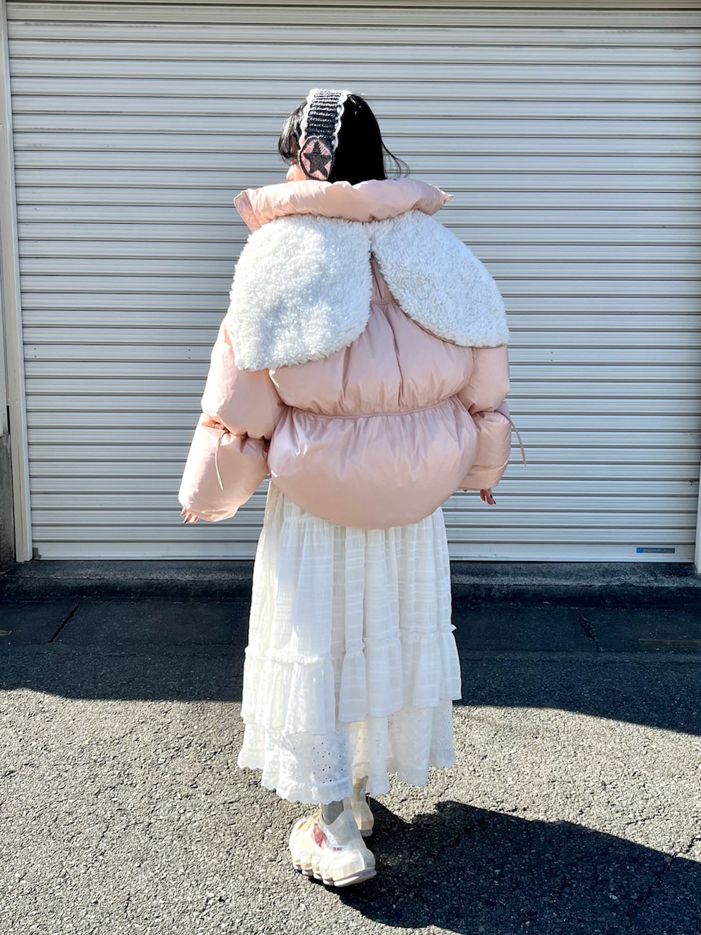 「ピンク、ピンクコーデ、ダウンジャケット、ダウン、HEIHEI、ガーリー、ガーリーコーデ、イヤーマフ、ハンドメイド、メリージェニー、merry jenny、厚底シューズ、レイヤードスタイル、ホワイトコーデ、カジュアルガーリー」｜「merry jennyのチュールフリルレイヤードワンピース（ワンピース、ホワイト系）」を使った、小川さん（レディース・153cm）の春コーディネートの2枚目の写真