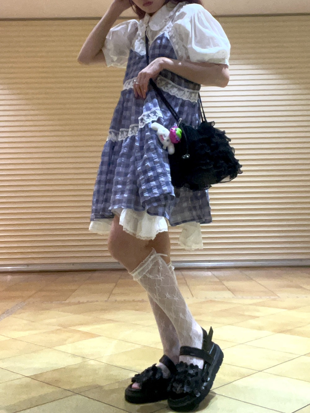 「休日スタイル、お出かけコーデ、ワンピースコーデ、merry jenny、merryjenny、メリージェニー、チュニック、ギンガムチェック、フリル、レイヤードスタイル、ガーリー、バレエコア、ハイソックス、レースソックス、ガーリーコーデ」｜「merry jennyのおはないっぱいサンダル（その他シューズ、ブラック系）」を使った、小川さん（レディース・153cm）の夏コーディネートの2枚目の写真