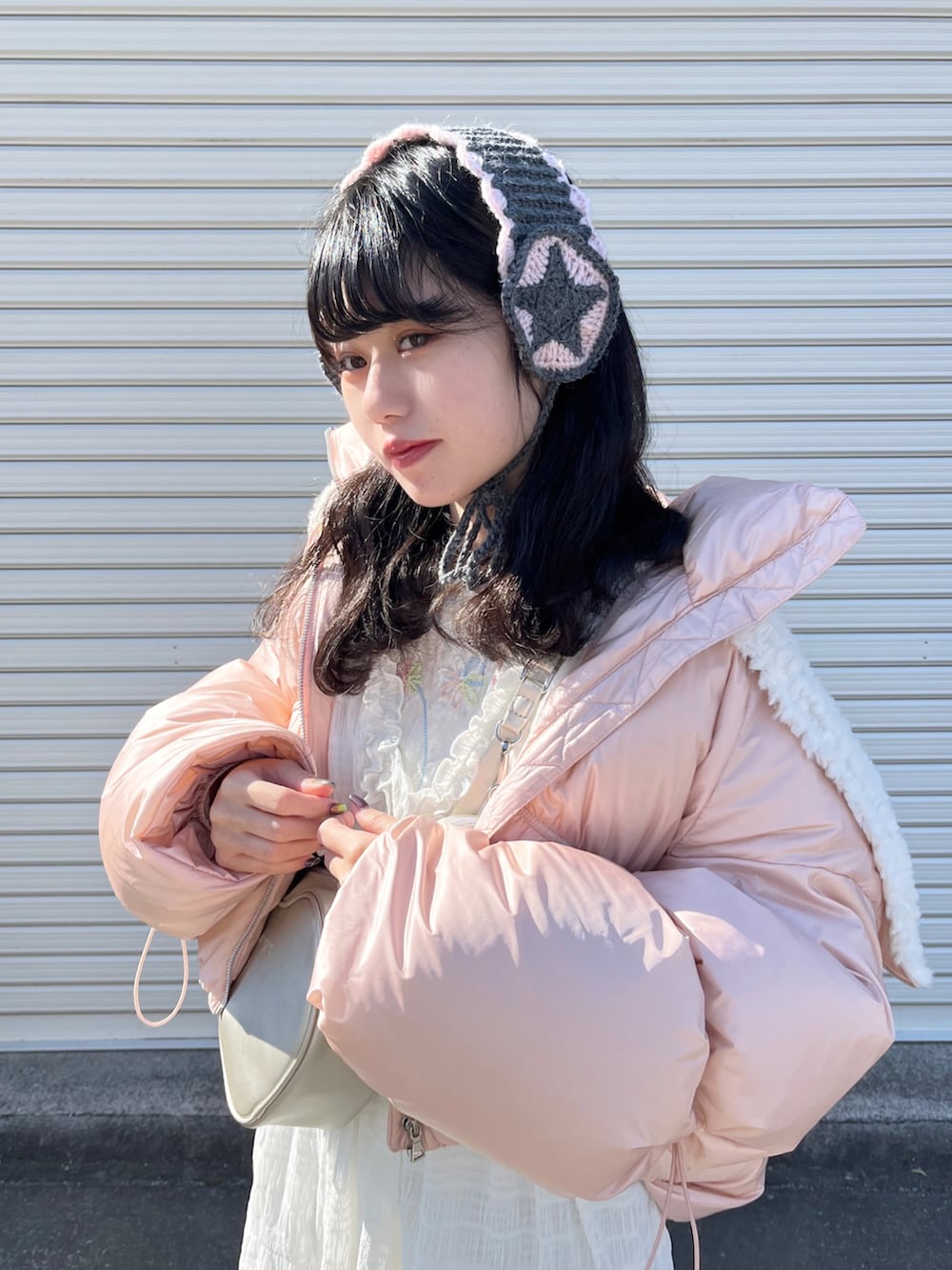 「ピンク、ピンクコーデ、ダウンジャケット、ダウン、HEIHEI、ガーリー、ガーリーコーデ、イヤーマフ、ハンドメイド、メリージェニー、merry jenny、厚底シューズ、レイヤードスタイル、ホワイトコーデ、カジュアルガーリー」｜「merry jennyのチュールフリルレイヤードワンピース（ワンピース、ホワイト系）」を使った、小川さん（レディース・153cm）の春コーディネートの3枚目の写真