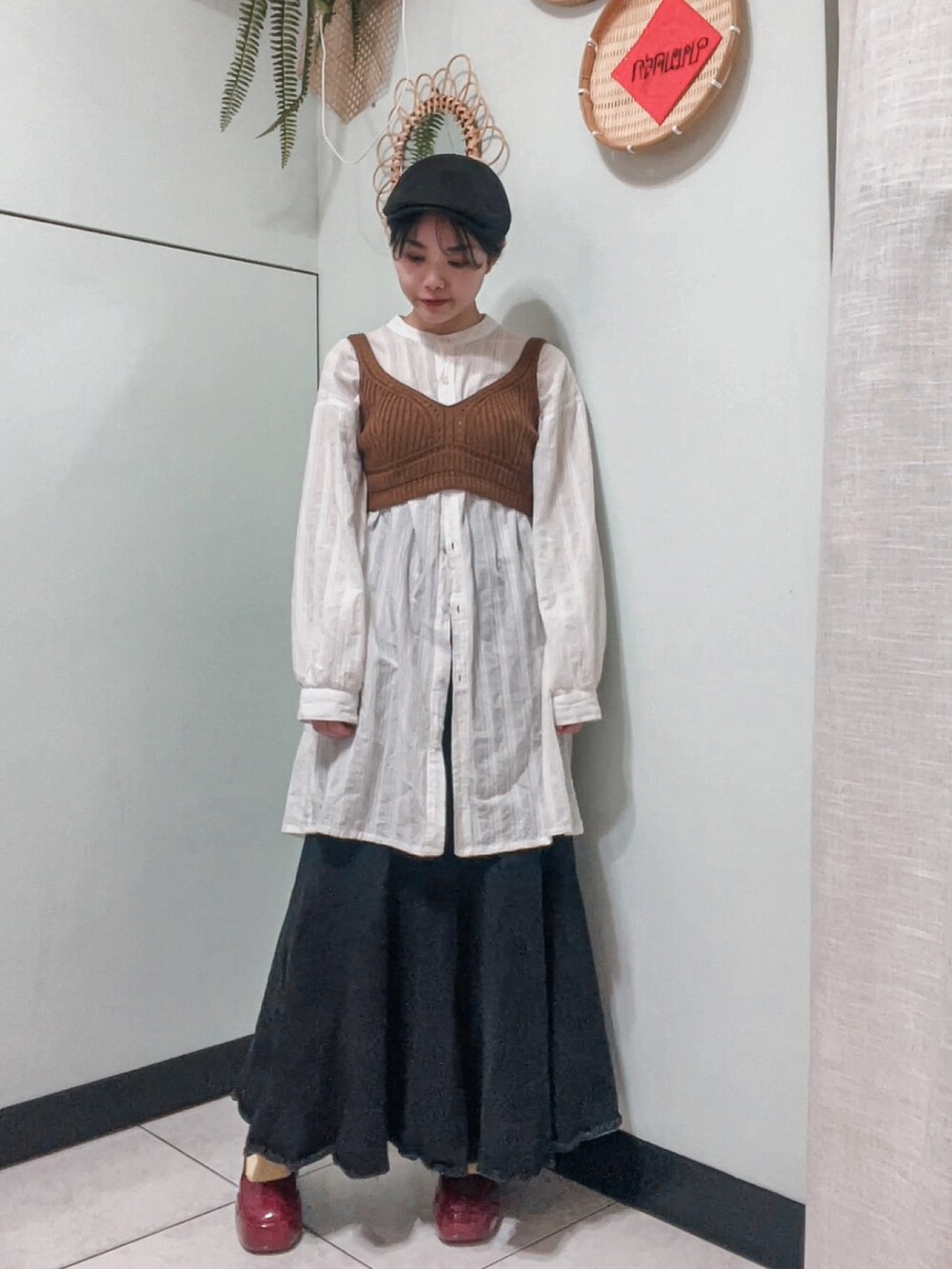 ホワイト系のシャツ/ブラウス、ブラウン系のチューブトップ、ブラック系のデニムスカートを着用したレディースの秋コーディネートの4枚目の写真