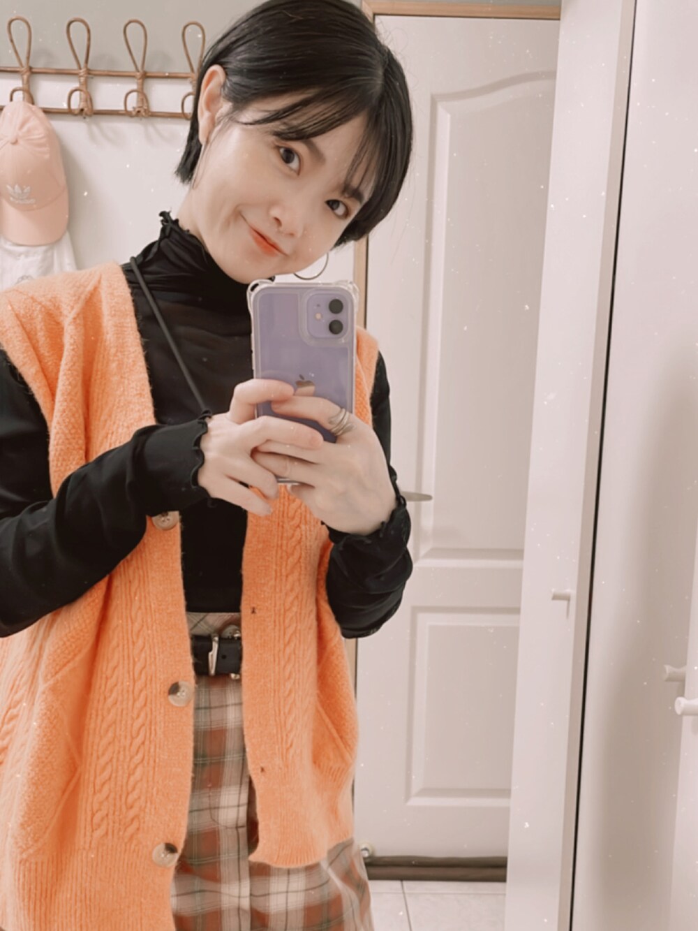 ブラック系のトップス、オレンジ系のニット/セーター、その他のスカートを着用したレディースの秋コーディネートの2枚目の写真