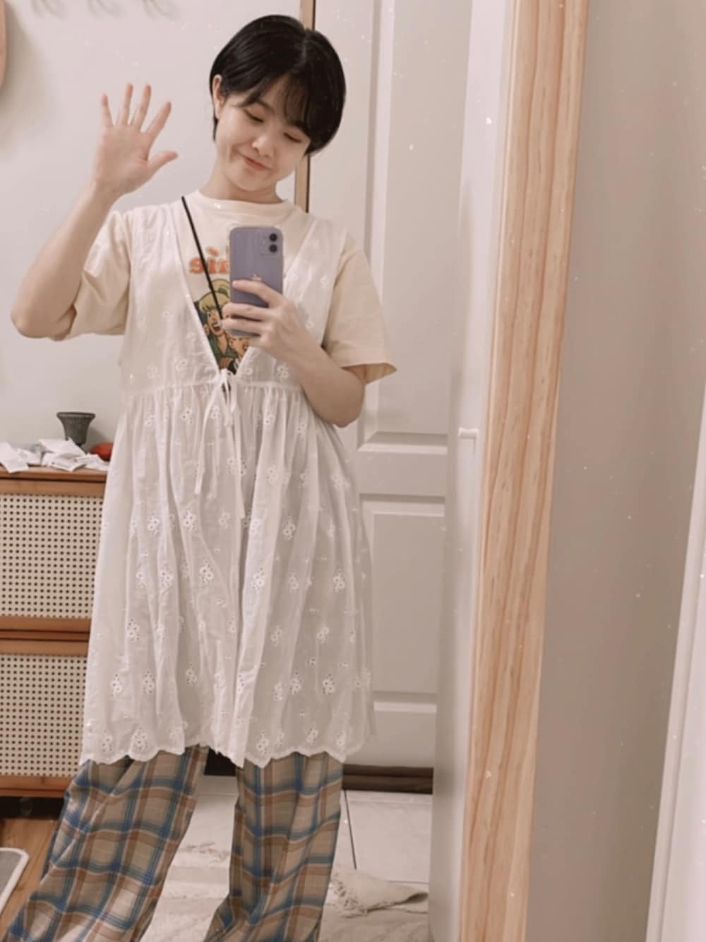 ホワイト系のワンピース、その他のチノパンツを着用したレディースの秋コーディネートの2枚目の写真