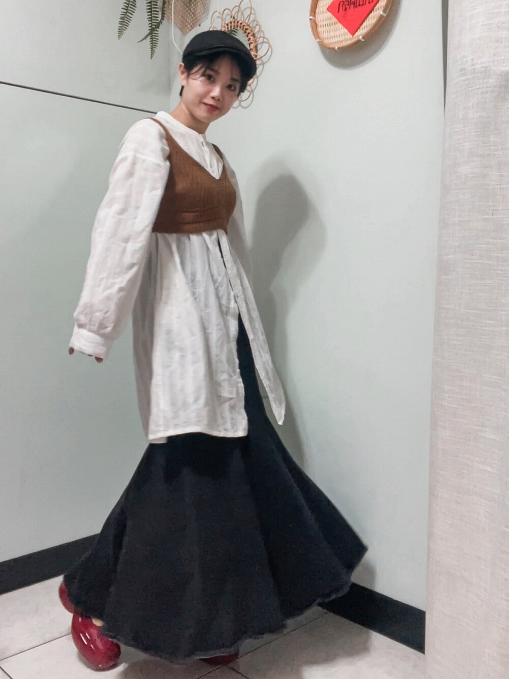 ホワイト系のシャツ/ブラウス、ブラウン系のチューブトップ、ブラック系のデニムスカートを着用したレディースの秋コーディネートの2枚目の写真