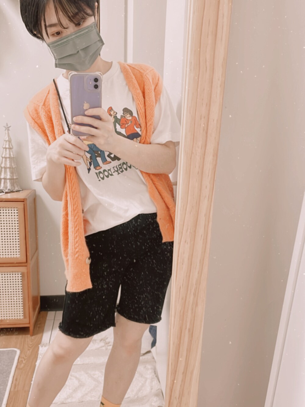 オレンジ系のその他アウターを着用したレディースの春コーディネートの2枚目の写真