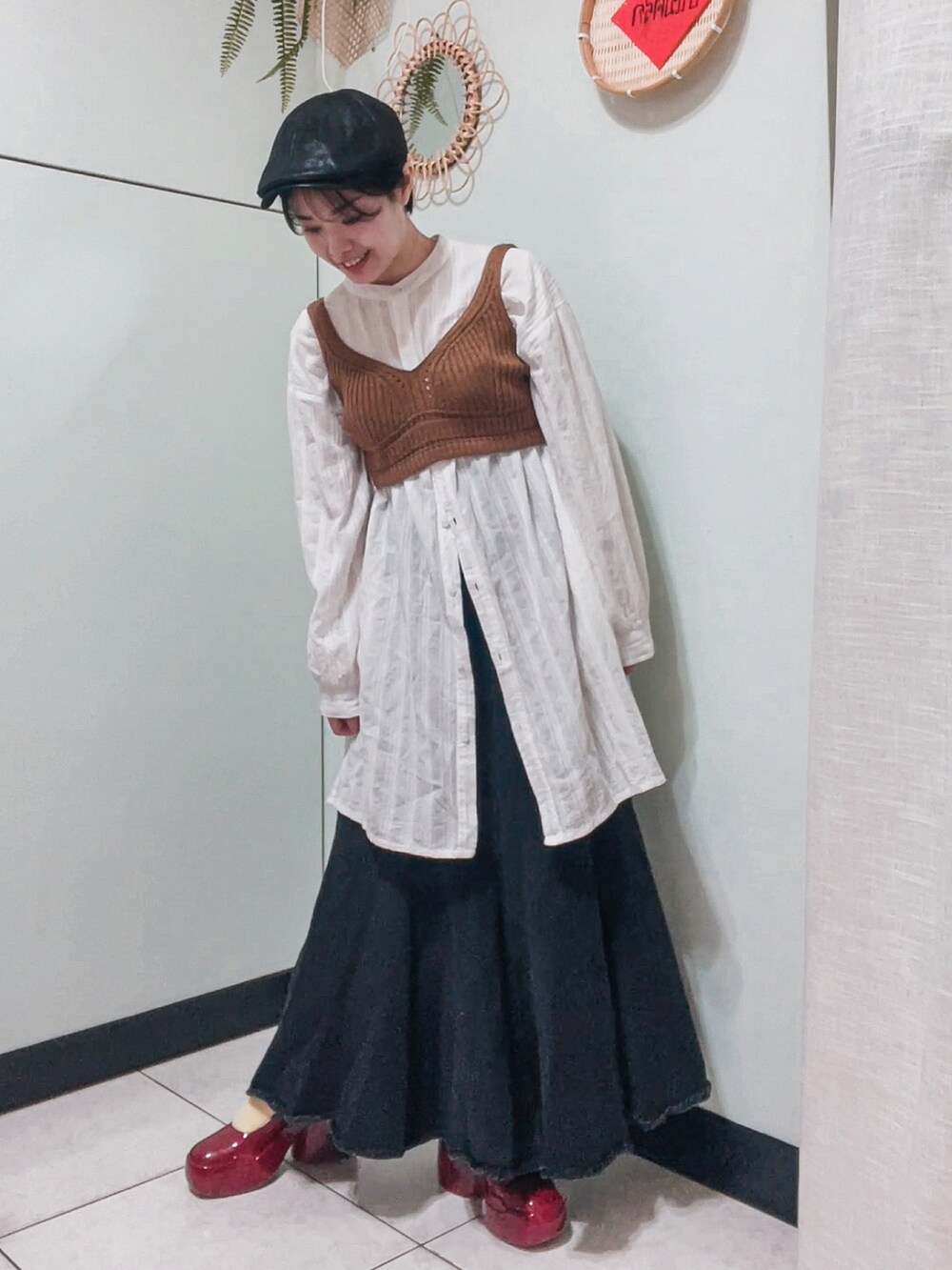 ホワイト系のシャツ/ブラウス、ブラウン系のチューブトップ、ブラック系のデニムスカートを着用したレディースの秋コーディネートの3枚目の写真