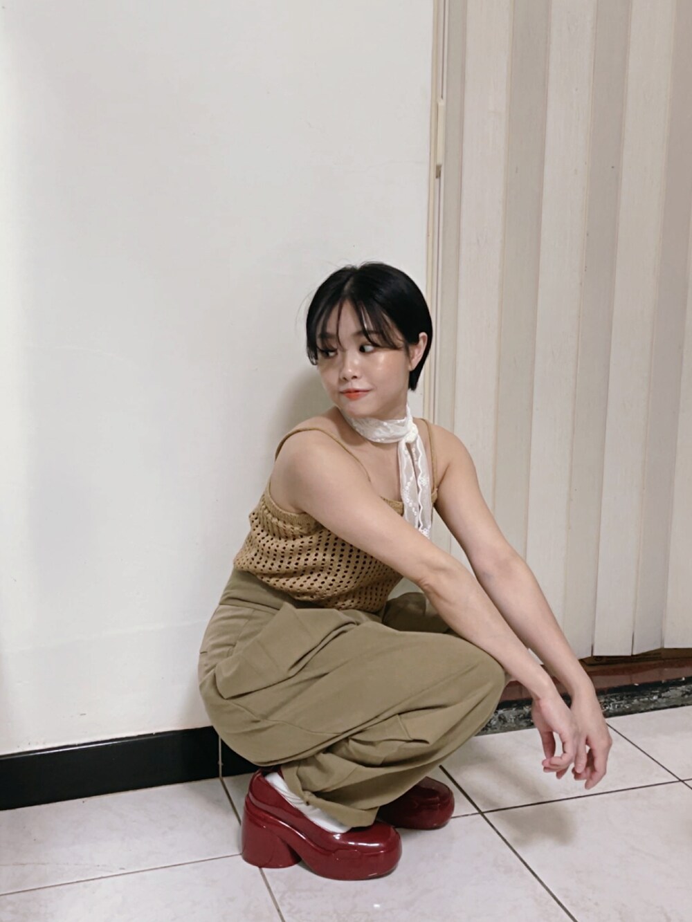 ブラウン系のジャンパースカート、レッド系のパンプスを着用したレディースの夏コーディネートの5枚目の写真