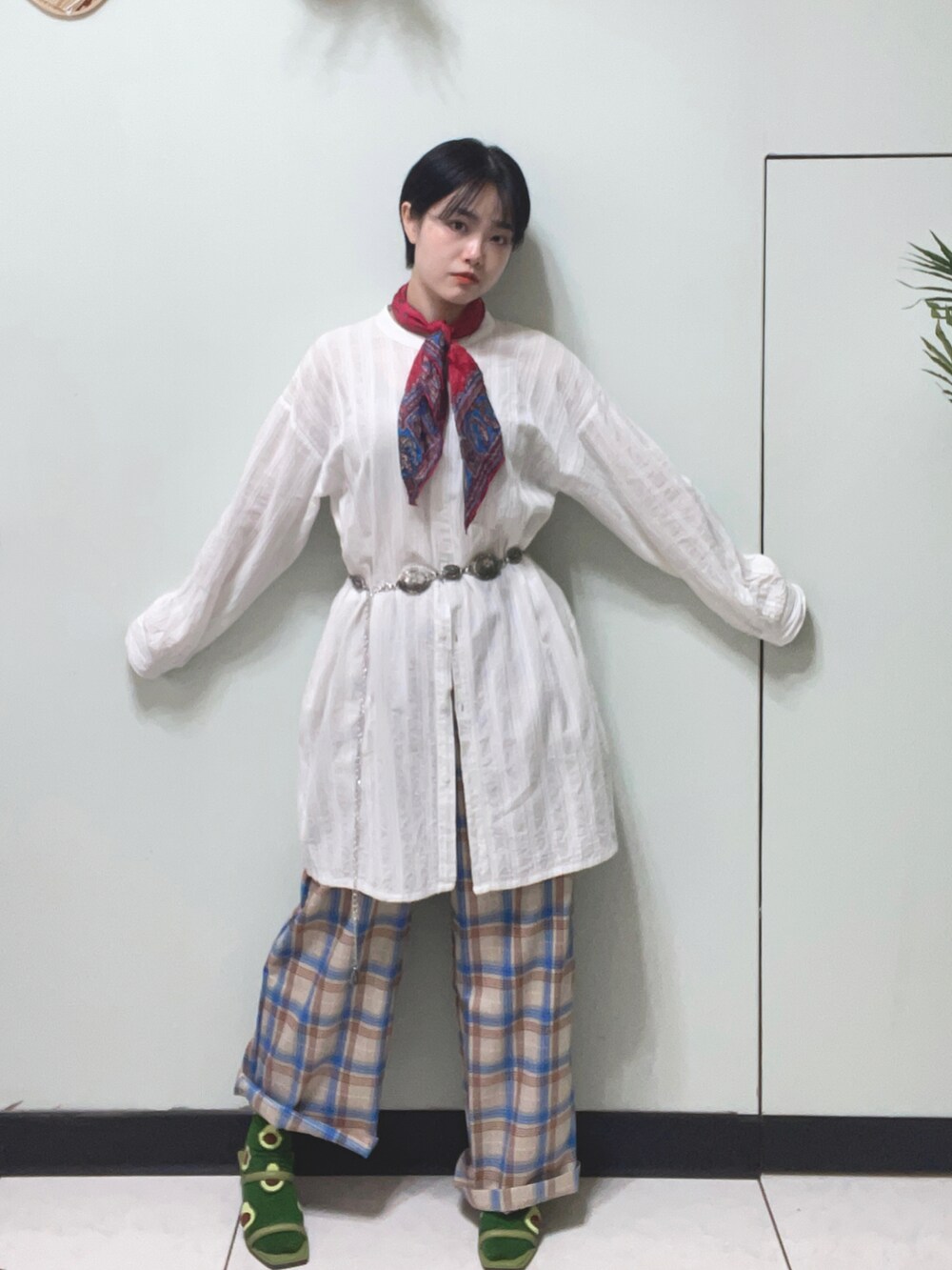 グリーン系のパンプス、ブルー系のチノパンツ、ホワイト系のシャツ/ブラウスを着用したレディースの秋コーディネートの3枚目の写真