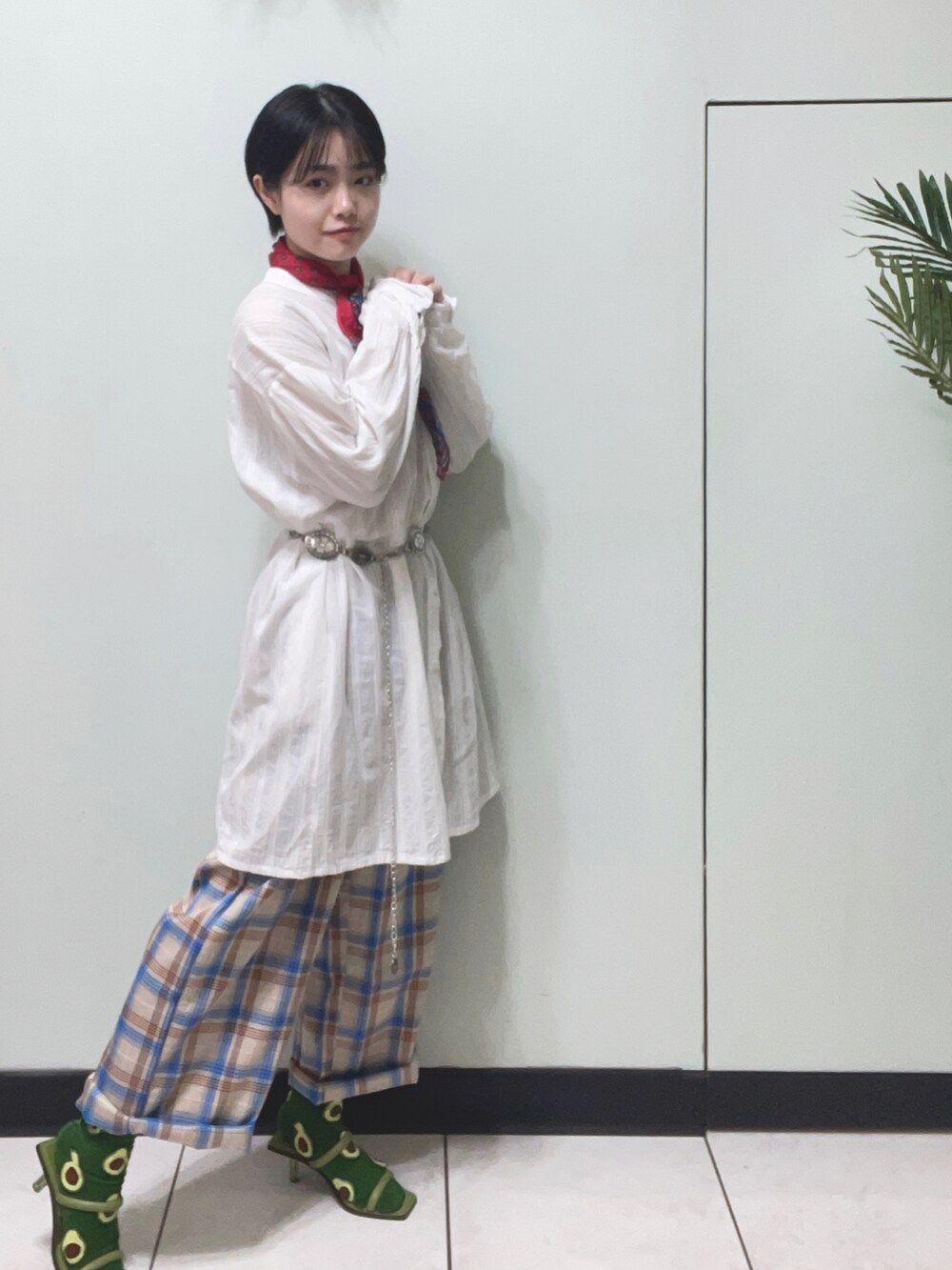 グリーン系のパンプス、ブルー系のチノパンツ、ホワイト系のシャツ/ブラウスを着用したレディースの秋コーディネートの2枚目の写真