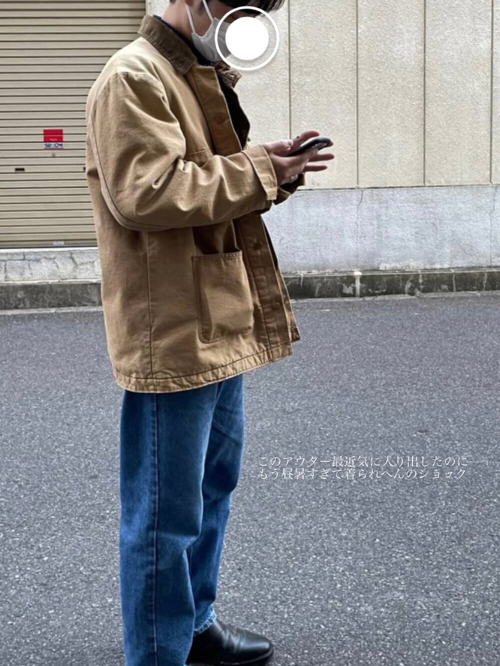 ブラック系のブーツ、ブラウン系のジャケット/アウター、ブルー系のデニムパンツを着用したメンズの春コーディネートの2枚目の写真