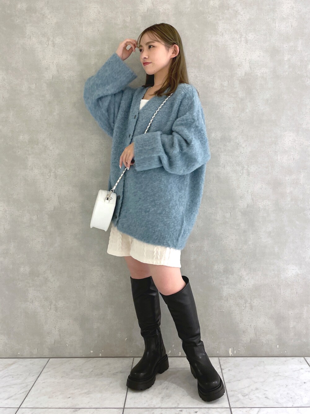「大人女子、初秋コーデ、秋服、パンツスタイル、カーディガン、低身長女子、骨格ウェーブ、ゆるコーデ、ブーツ、ガーリーコーデ、ガーリー、ブルベ夏、ショートパンツ」｜「w closetの【2WAY】ハート型バッグ（ショルダーバッグ、ホワイト系）」を使った、kanonさん（レディース・152cm）の秋コーディネートの2枚目の写真