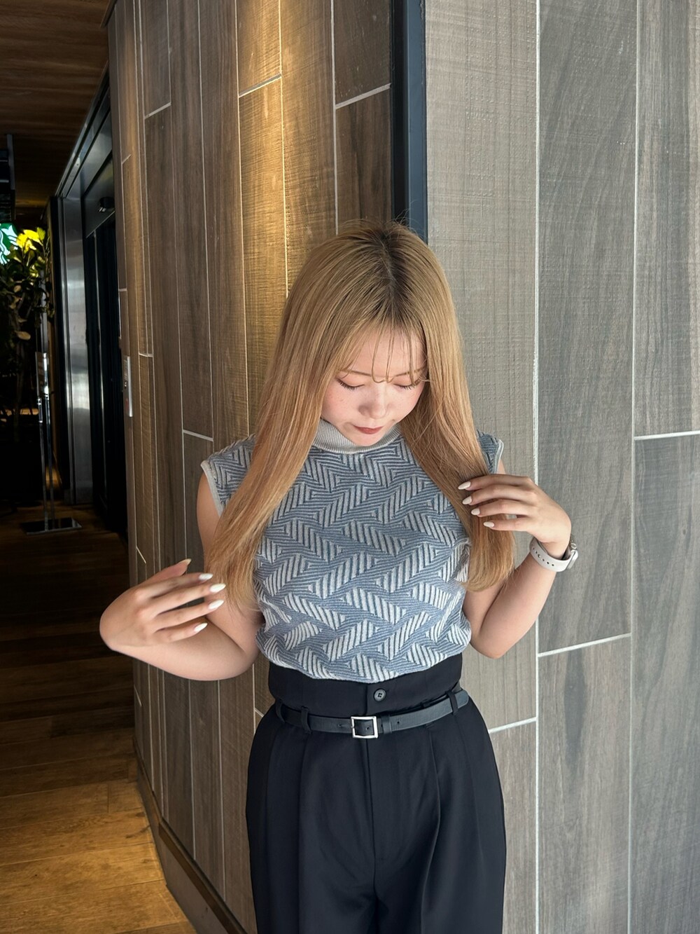 グレー系のニット/セーター、ブラック系のその他パンツ、ブラック系のブーツを着用したレディースの秋コーディネートの6枚目の写真