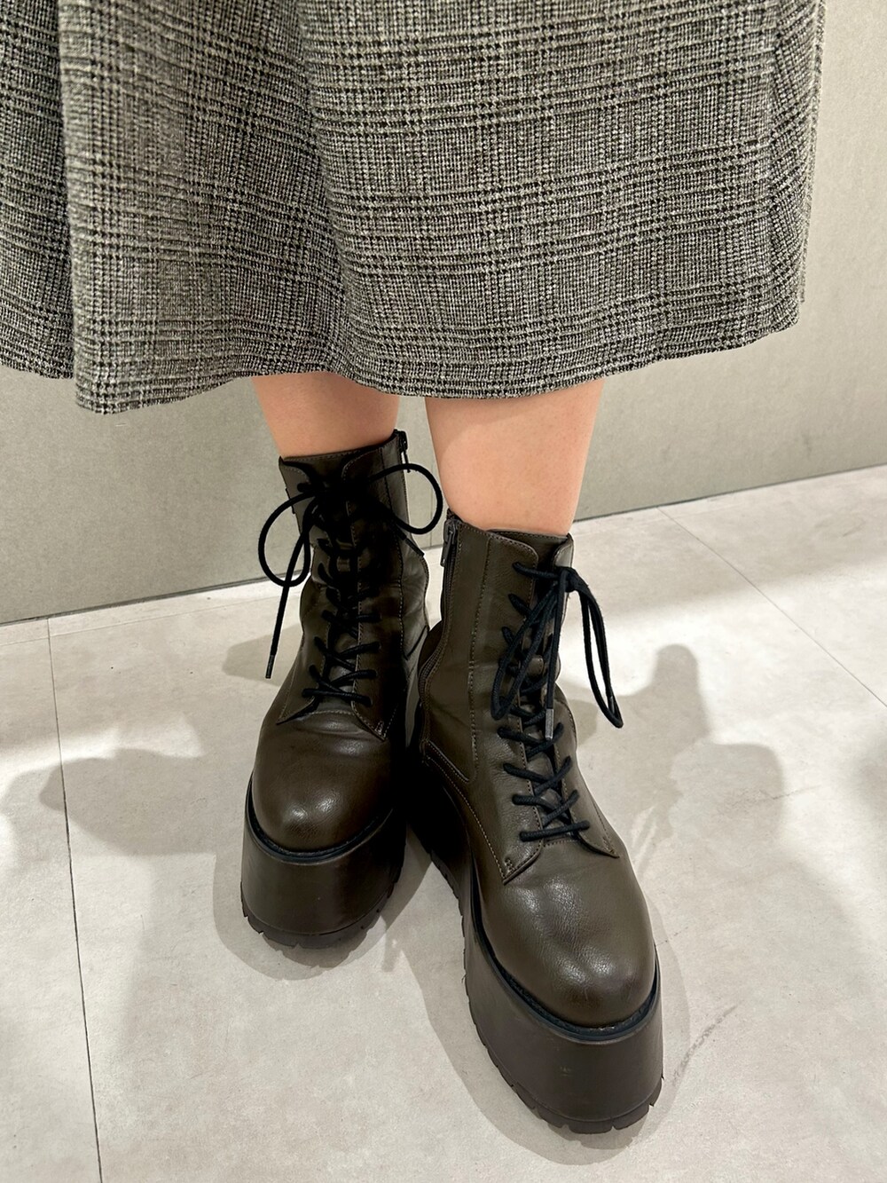 その他のワンピース、ホワイト系のニット/セーター、ブラウン系のブーツを着用したレディースの秋コーディネートの5枚目の写真