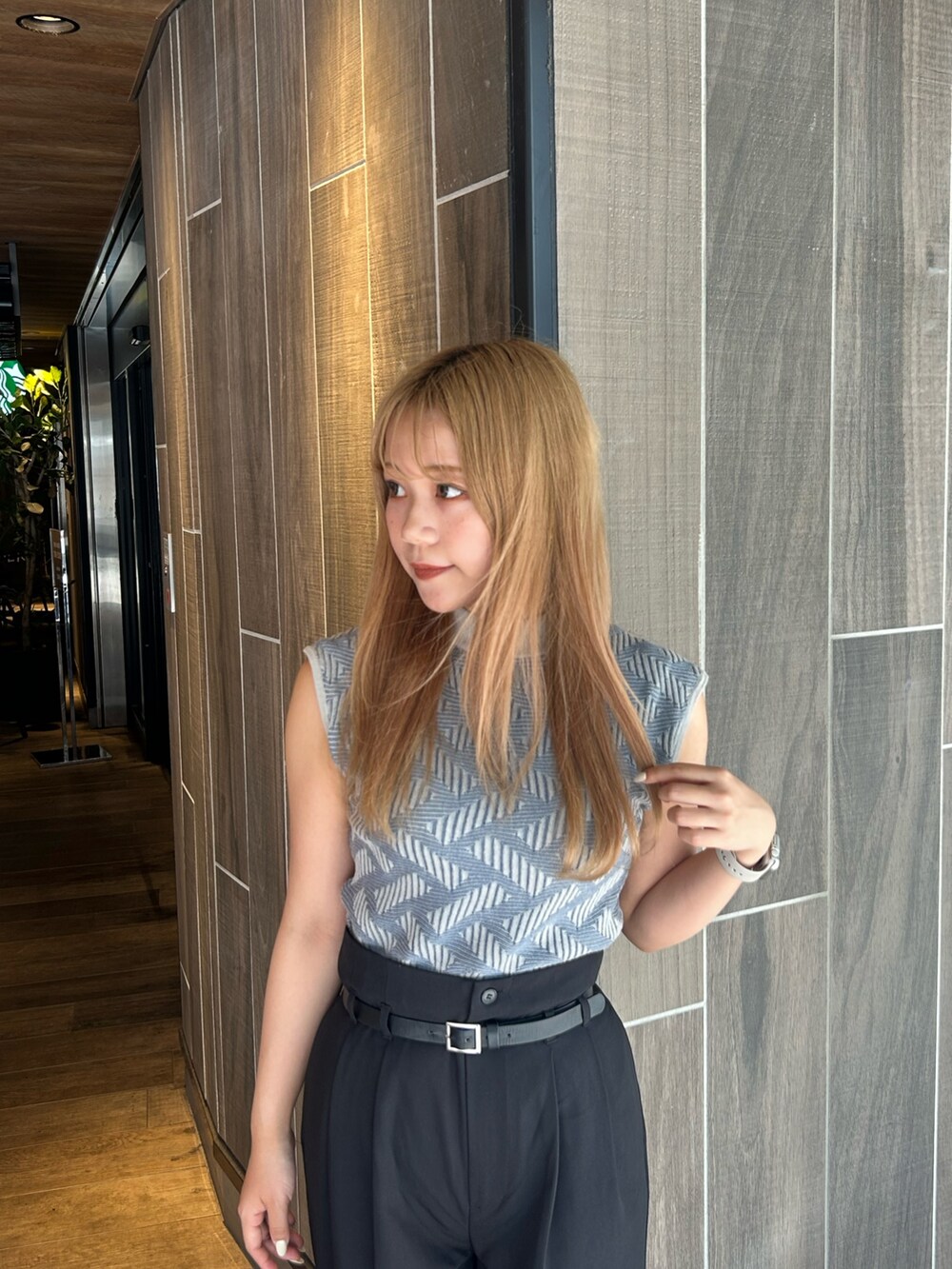 グレー系のニット/セーター、ブラック系のその他パンツ、ブラック系のブーツを着用したレディースの秋コーディネートの7枚目の写真