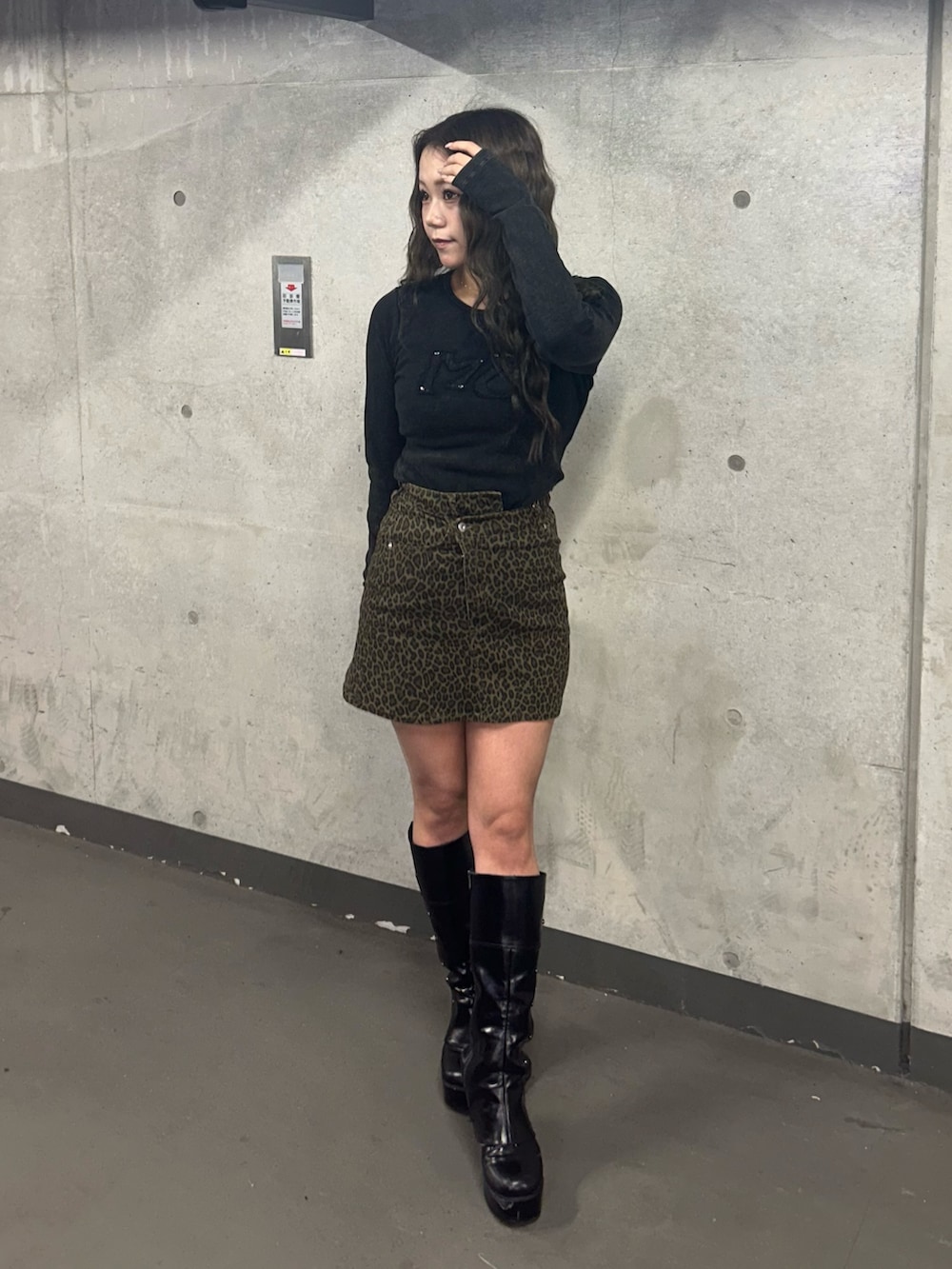 その他のスカート、ブラック系のブルゾン、ブラック系のブーツを着用したレディースの冬コーディネートの4枚目の写真