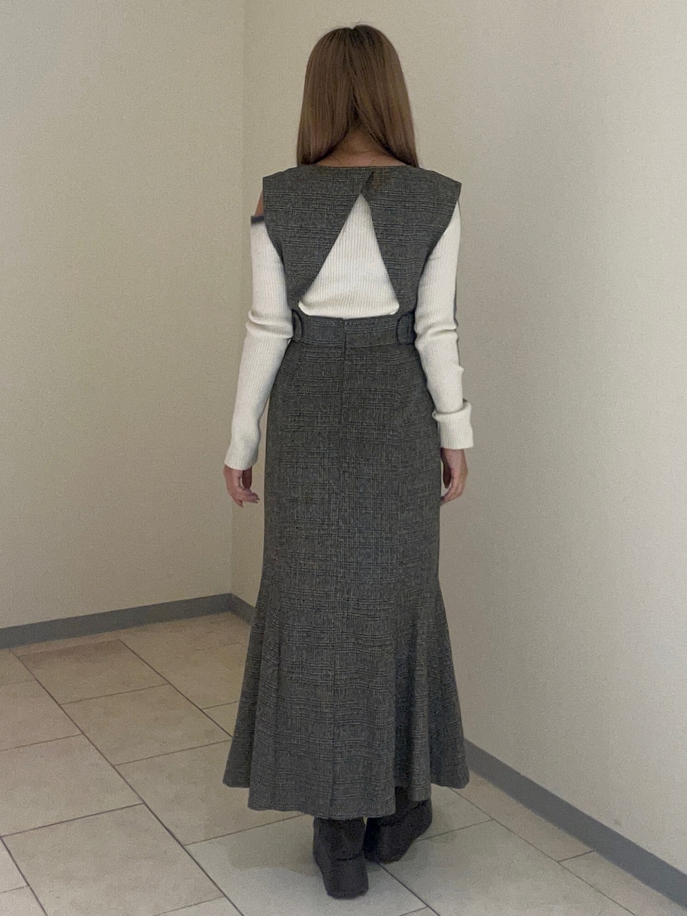 その他のワンピース、ホワイト系のニット/セーター、ブラウン系のブーツを着用したレディースの秋コーディネートの3枚目の写真