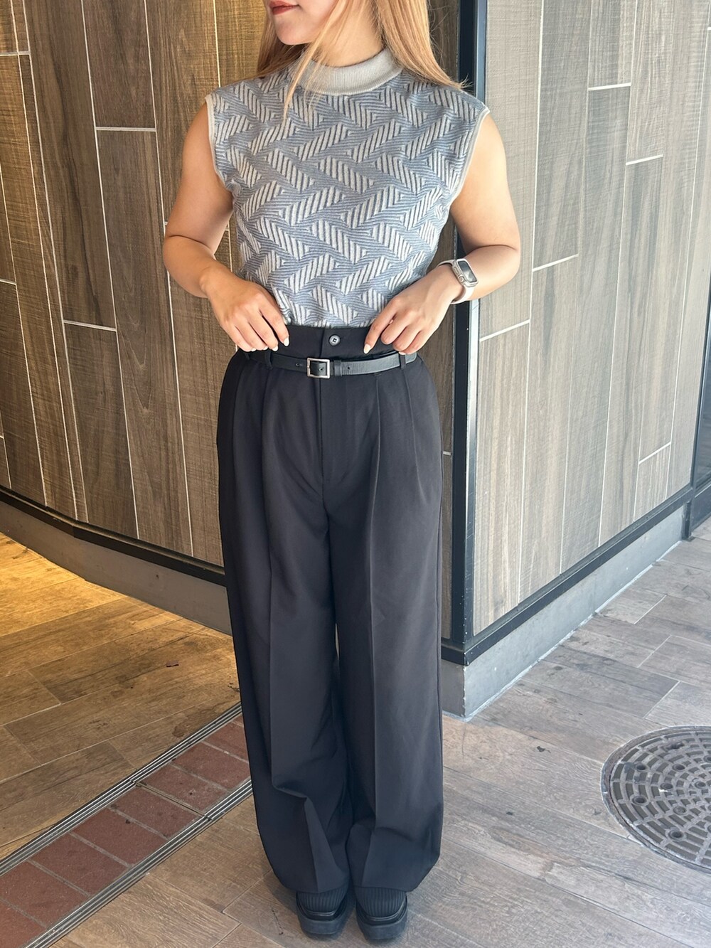 グレー系のニット/セーター、ブラック系のその他パンツ、ブラック系のブーツを着用したレディースの秋コーディネートの4枚目の写真