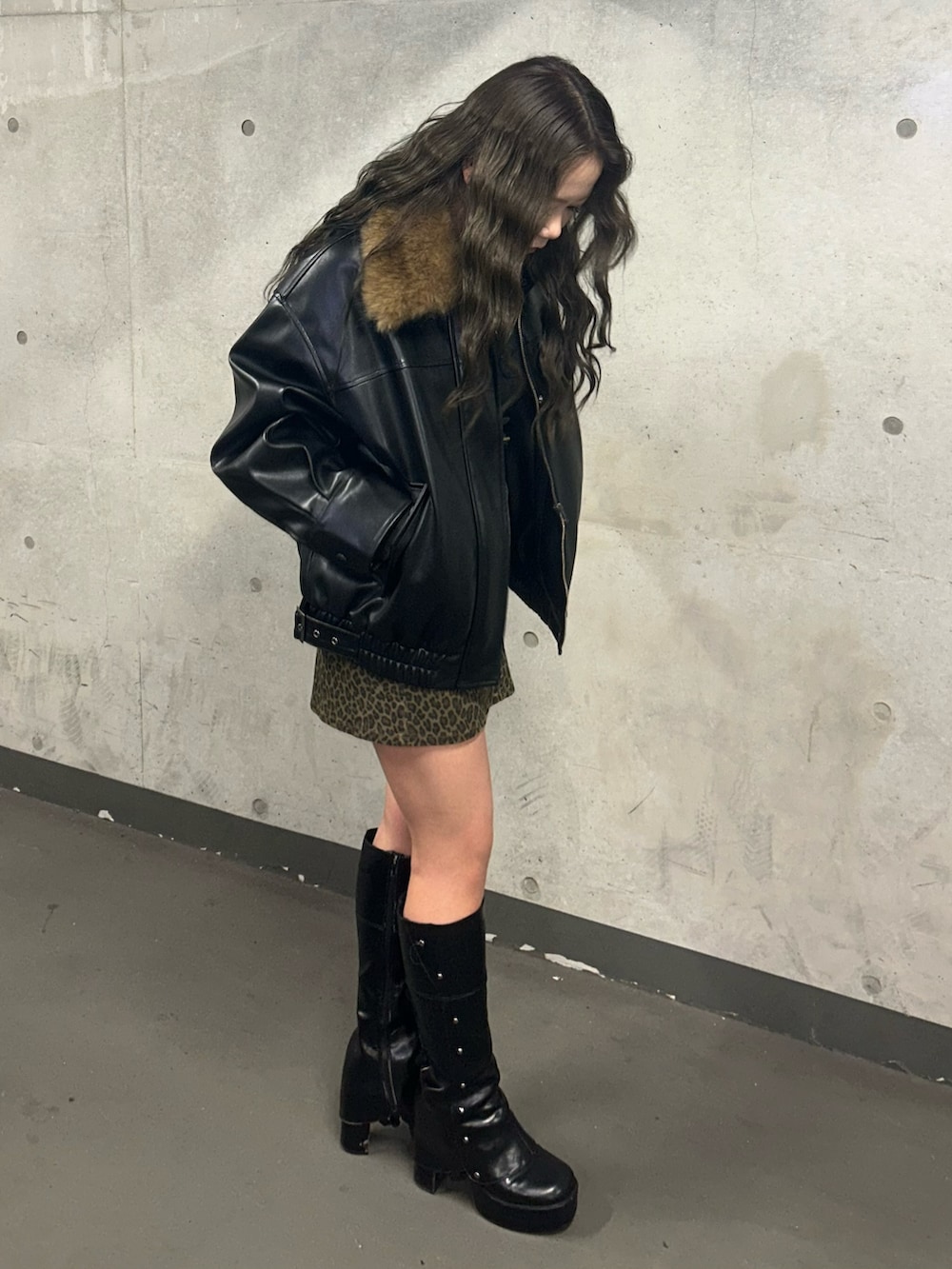 その他のスカート、ブラック系のブルゾン、ブラック系のブーツを着用したレディースの冬コーディネートの2枚目の写真