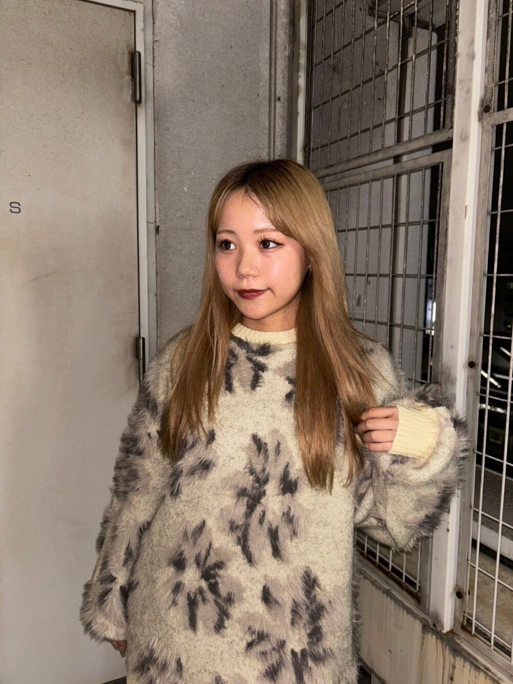 ホワイト系のニット/セーター、ブラック系のブーツを着用したレディースの秋コーディネートの4枚目の写真