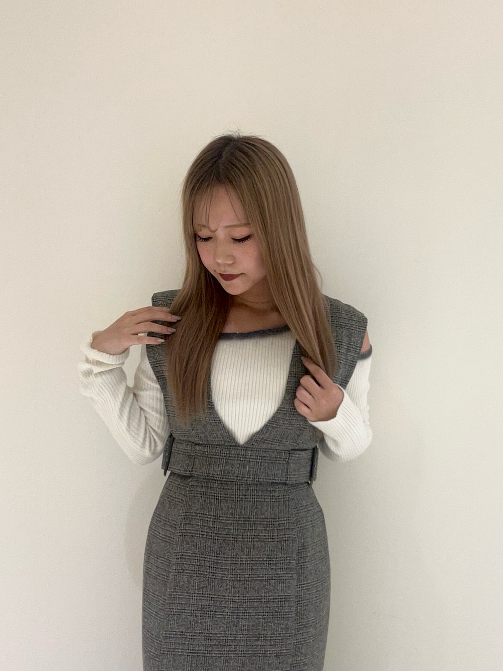 その他のワンピース、ホワイト系のニット/セーター、ブラウン系のブーツを着用したレディースの秋コーディネートの6枚目の写真