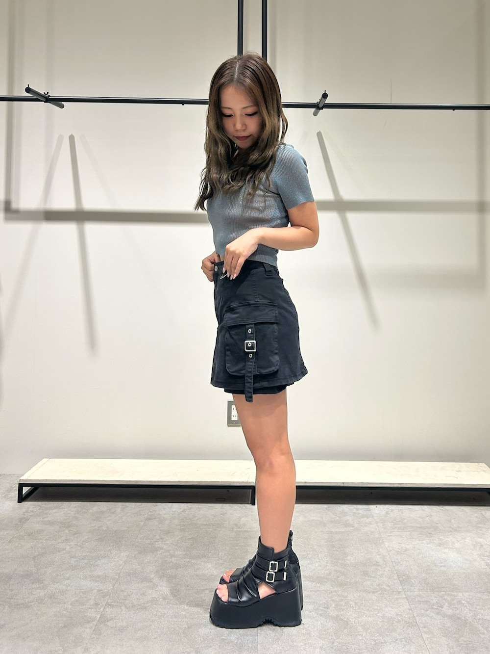 ブルー系のニット/セーター、ブラック系のその他パンツ、ブラック系のブーツを着用したレディースの夏コーディネートの2枚目の写真