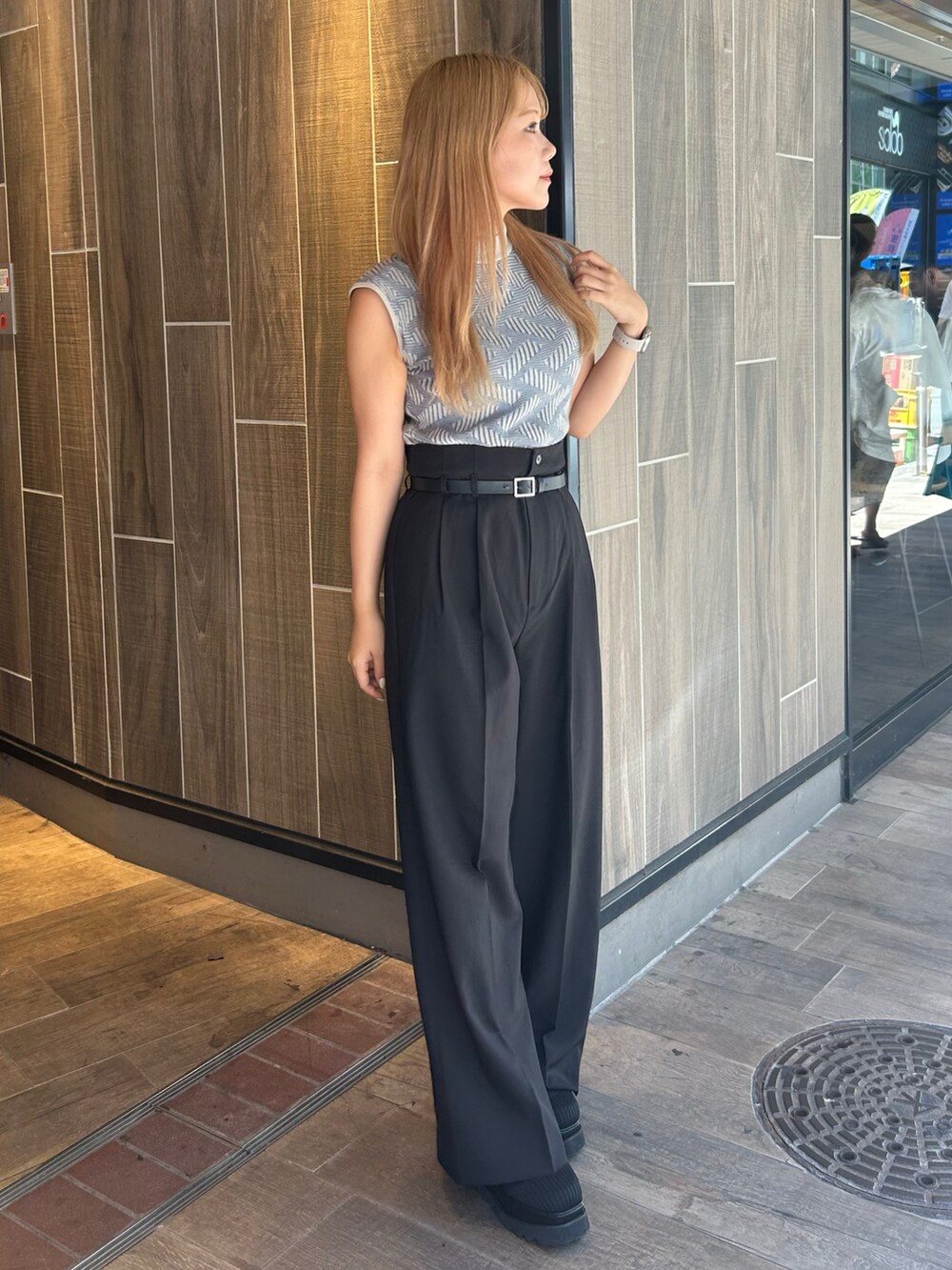 グレー系のニット/セーター、ブラック系のその他パンツ、ブラック系のブーツを着用したレディースの秋コーディネートの2枚目の写真