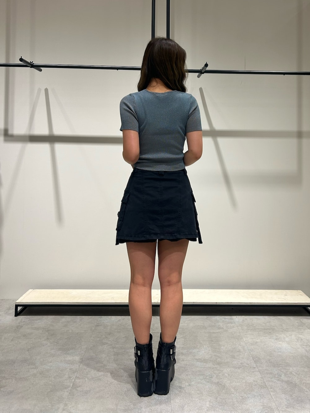 ブルー系のニット/セーター、ブラック系のその他パンツ、ブラック系のブーツを着用したレディースの夏コーディネートの3枚目の写真