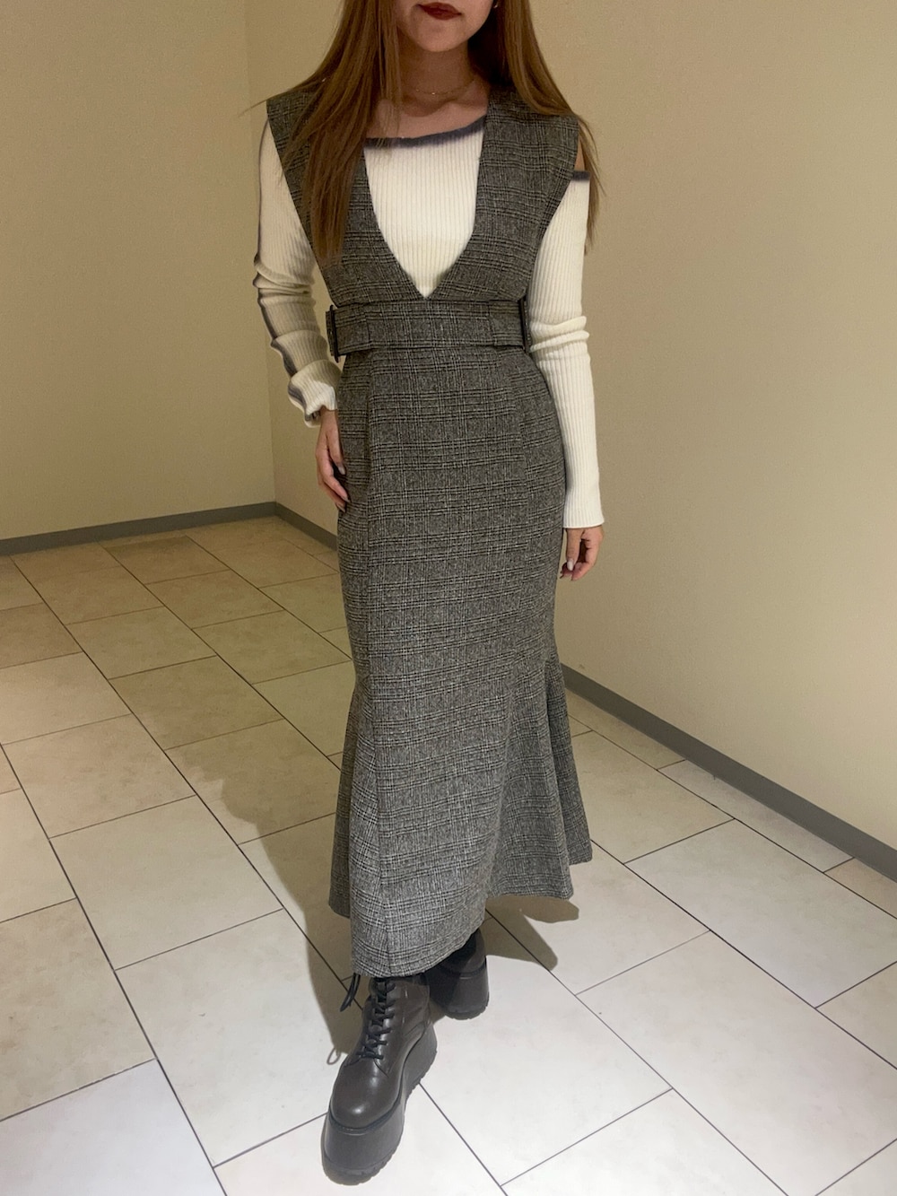 その他のワンピース、ホワイト系のニット/セーター、ブラウン系のブーツを着用したレディースの秋コーディネートの4枚目の写真