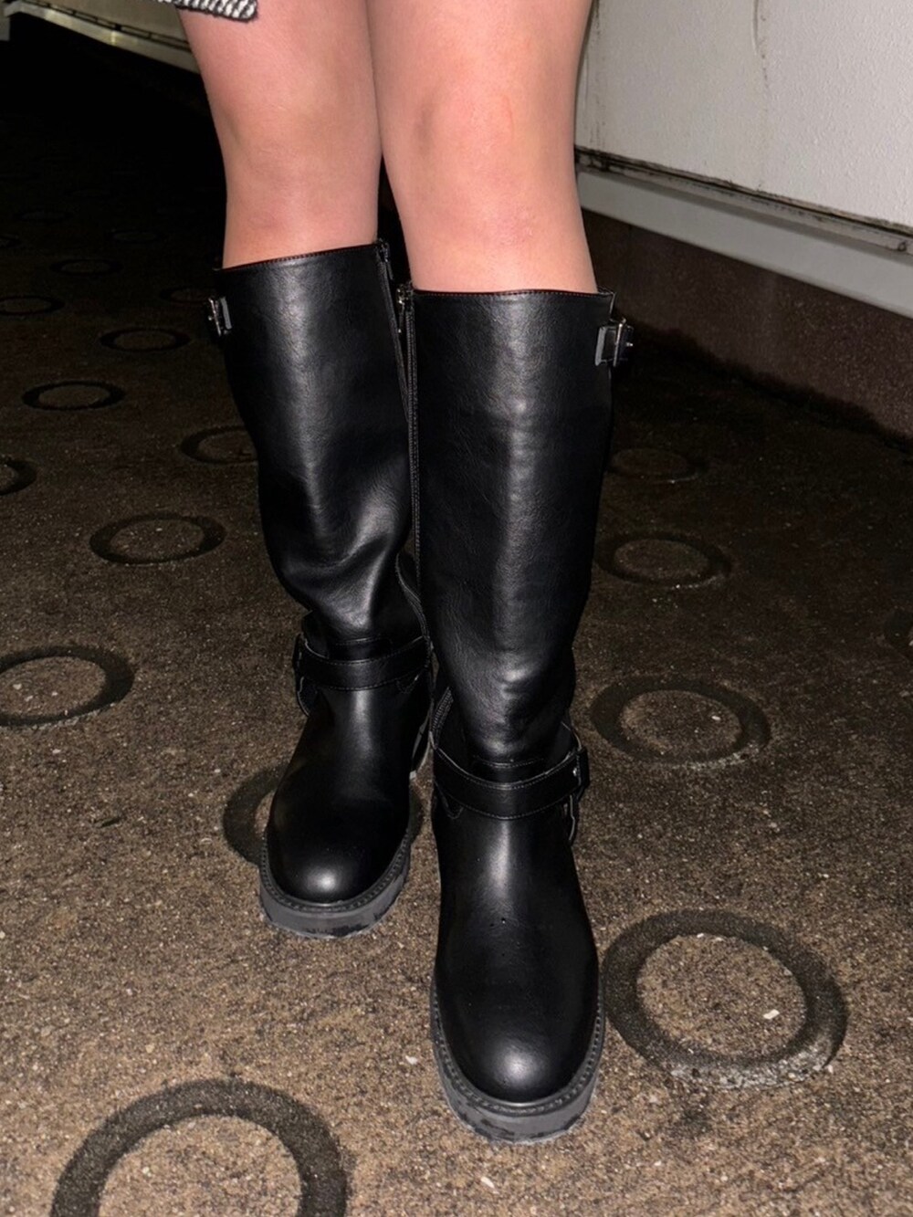 ホワイト系のニット/セーター、ブラック系のブーツを着用したレディースの秋コーディネートの5枚目の写真