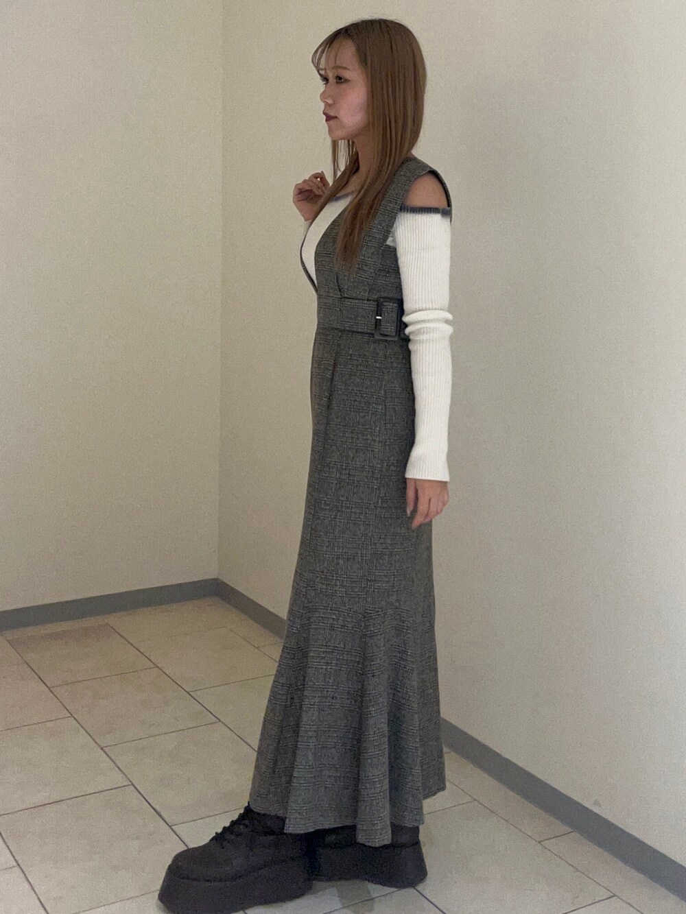 その他のワンピース、ホワイト系のニット/セーター、ブラウン系のブーツを着用したレディースの秋コーディネートの2枚目の写真