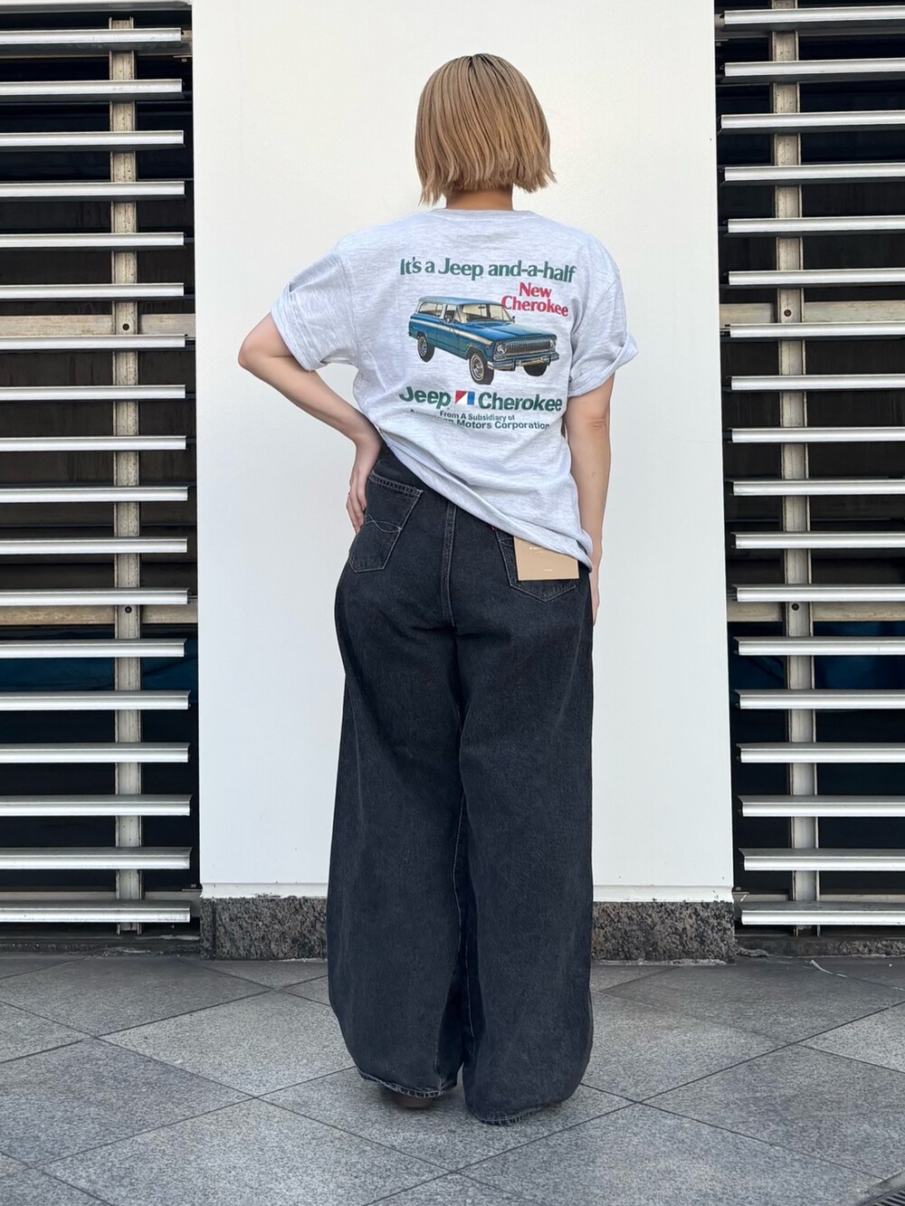 グレー系のTシャツ/カットソー、ブラック系のデニムパンツ、ブラック系のベルトを着用したレディースの夏コーディネートの4枚目の写真