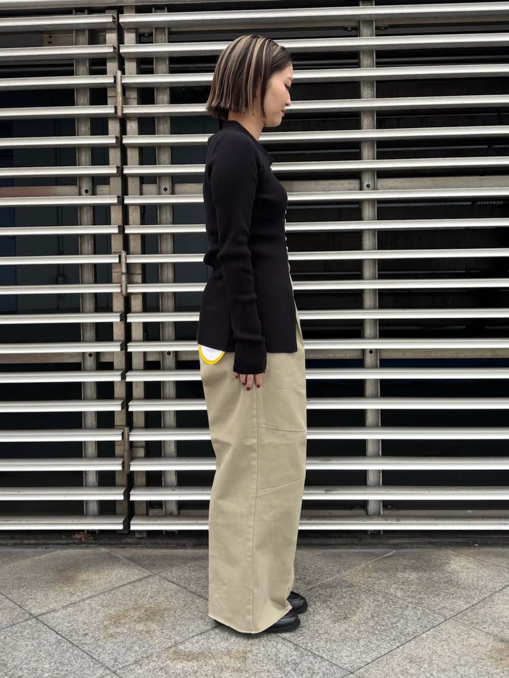 ブラック系のカーディガン/ボレロ、ベージュ系のその他パンツを着用したレディースの秋コーディネートの3枚目の写真