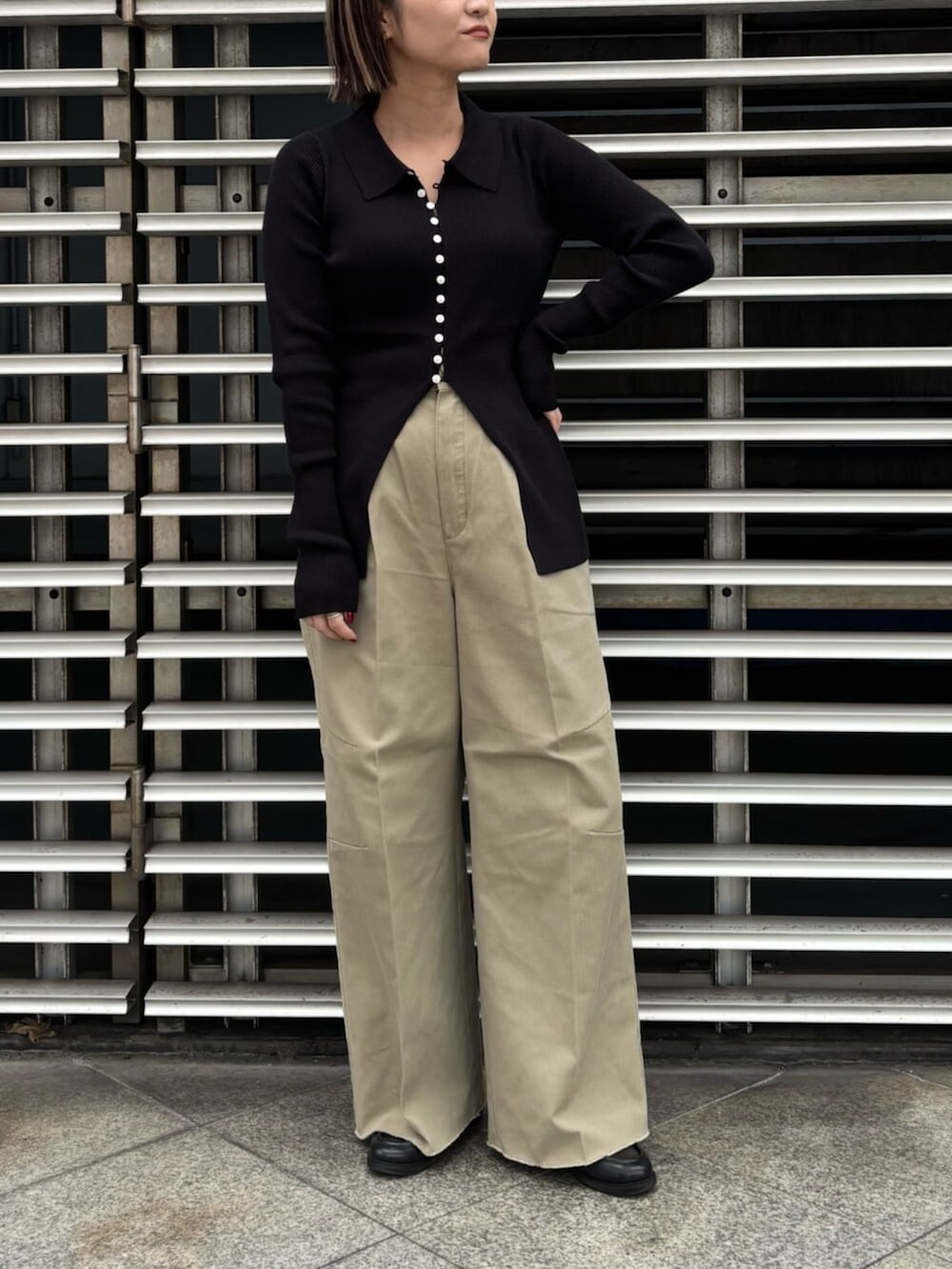 ブラック系のカーディガン/ボレロ、ベージュ系のその他パンツを着用したレディースの秋コーディネートの5枚目の写真