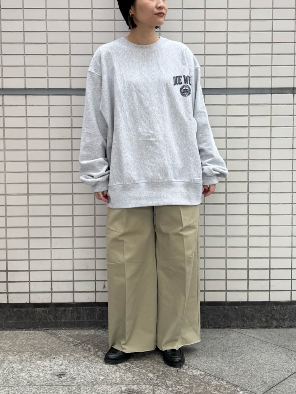 ベージュ系のその他パンツ、グレー系のスウェット、ブラック系のニットキャップ/ビーニーを着用したレディースの秋コーディネートの5枚目の写真