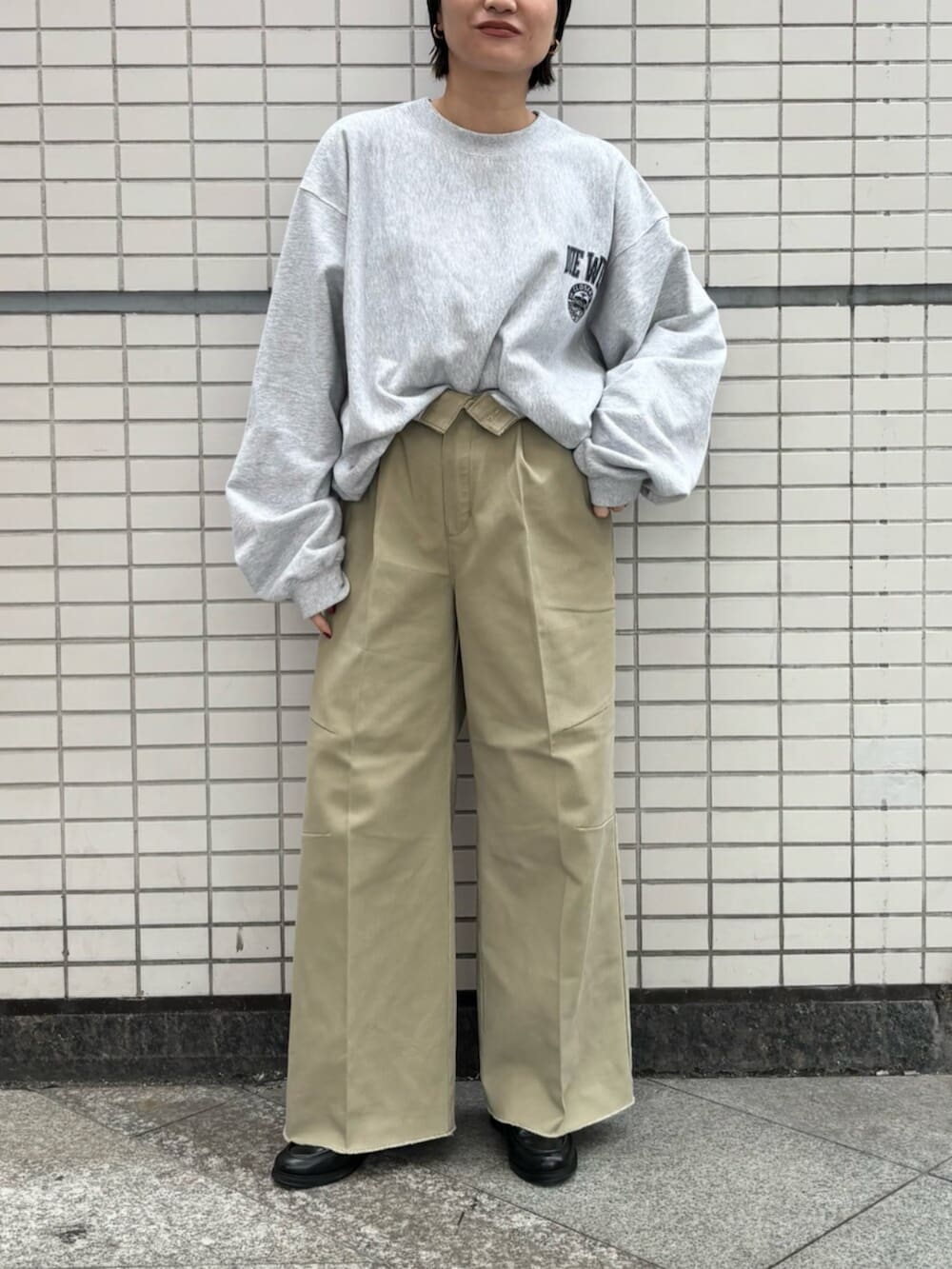 ベージュ系のその他パンツ、グレー系のスウェット、ブラック系のニットキャップ/ビーニーを着用したレディースの秋コーディネートの8枚目の写真