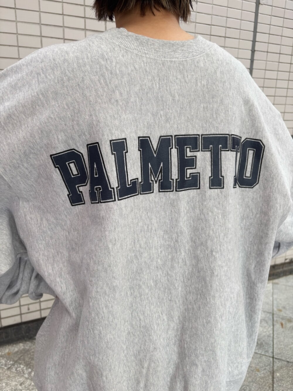 ベージュ系のその他パンツ、グレー系のスウェット、ブラック系のニットキャップ/ビーニーを着用したレディースの秋コーディネートの6枚目の写真