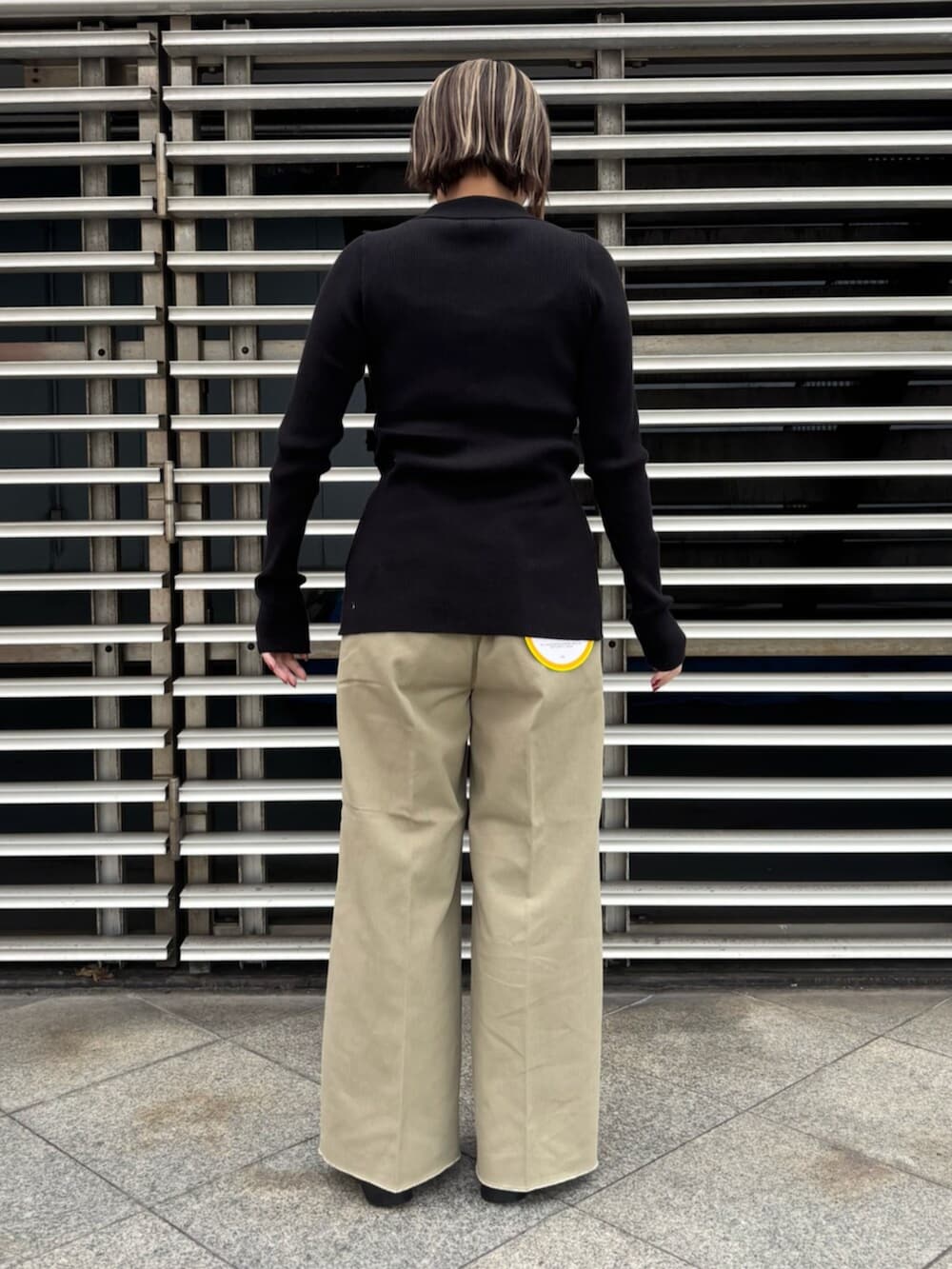 ブラック系のカーディガン/ボレロ、ベージュ系のその他パンツを着用したレディースの秋コーディネートの4枚目の写真