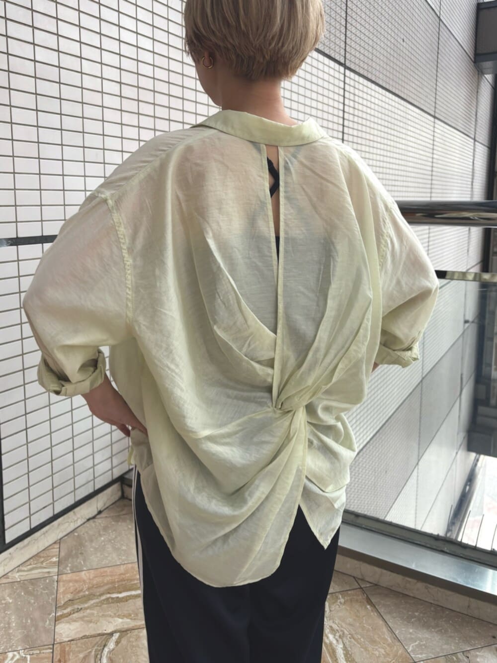 グリーン系のシャツ/ブラウス、ブルー系のその他パンツを着用したレディースの夏コーディネートの4枚目の写真