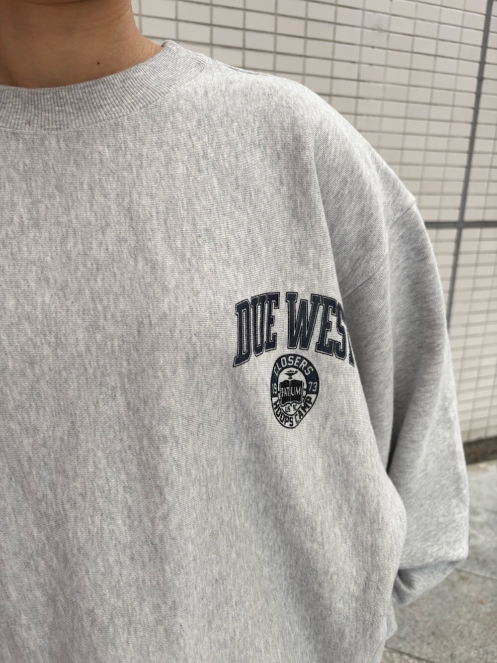 ベージュ系のその他パンツ、グレー系のスウェット、ブラック系のニットキャップ/ビーニーを着用したレディースの秋コーディネートの7枚目の写真